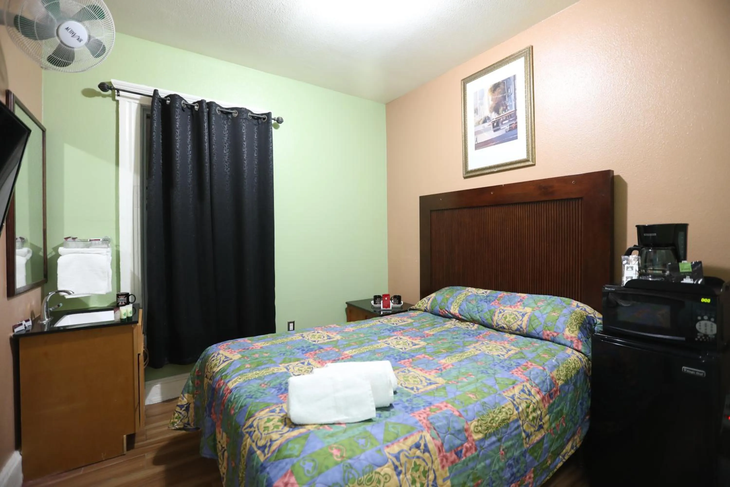 Photo of the whole room in Oak Hotel