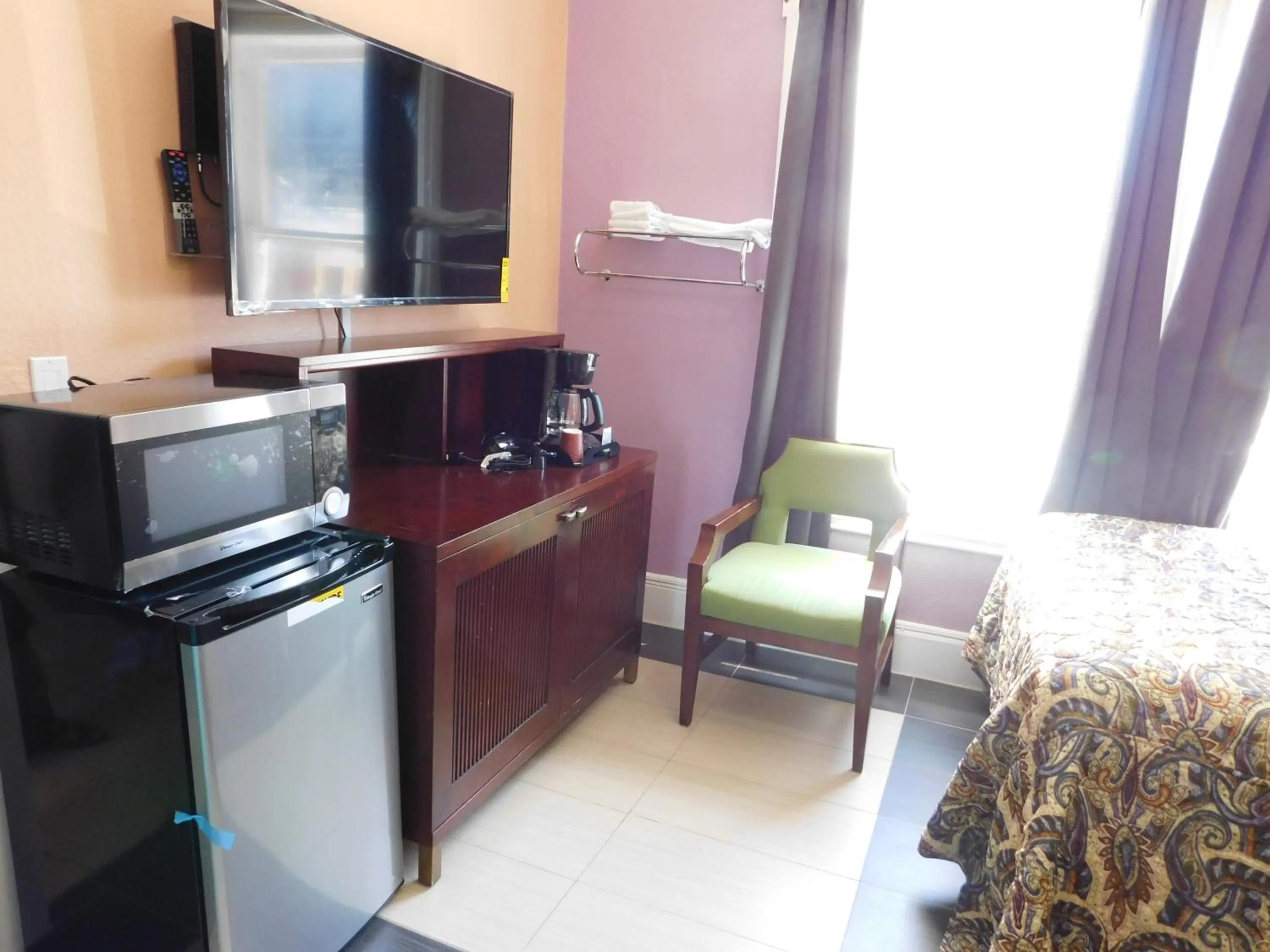 TV and multimedia in Oak Hotel