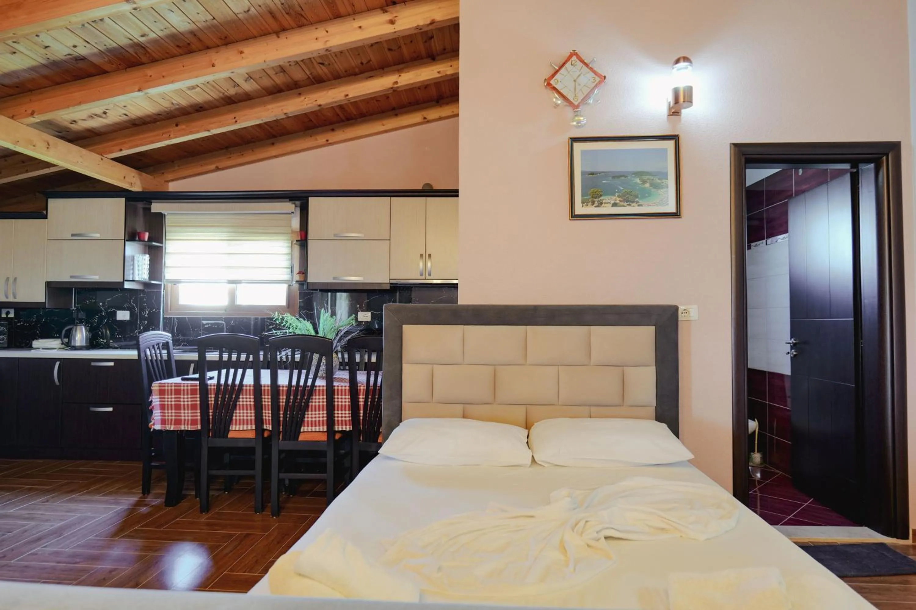 Photo of the whole room, Bed in Vila Shpetimi