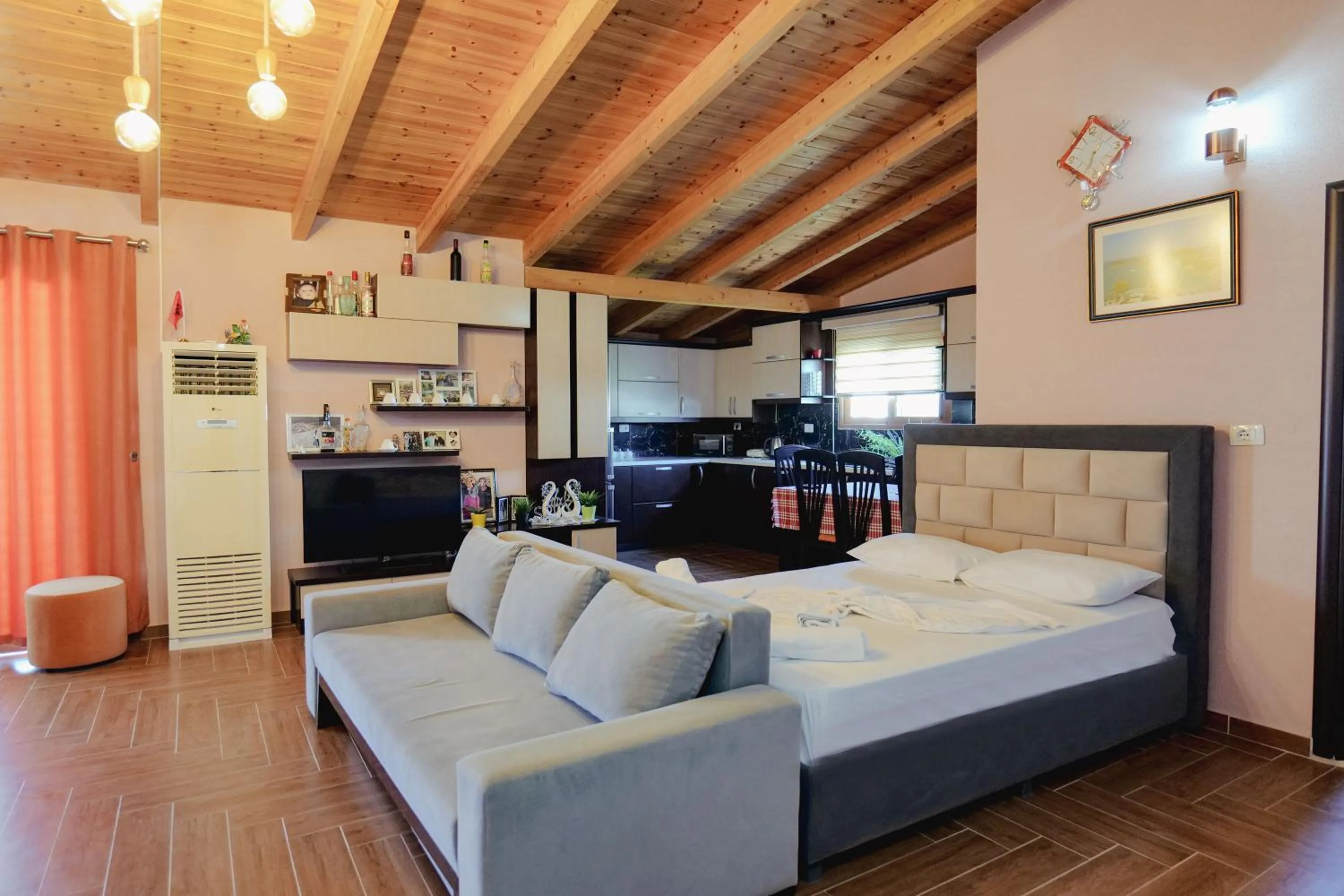 Kitchen or kitchenette, Bed in Vila Shpetimi