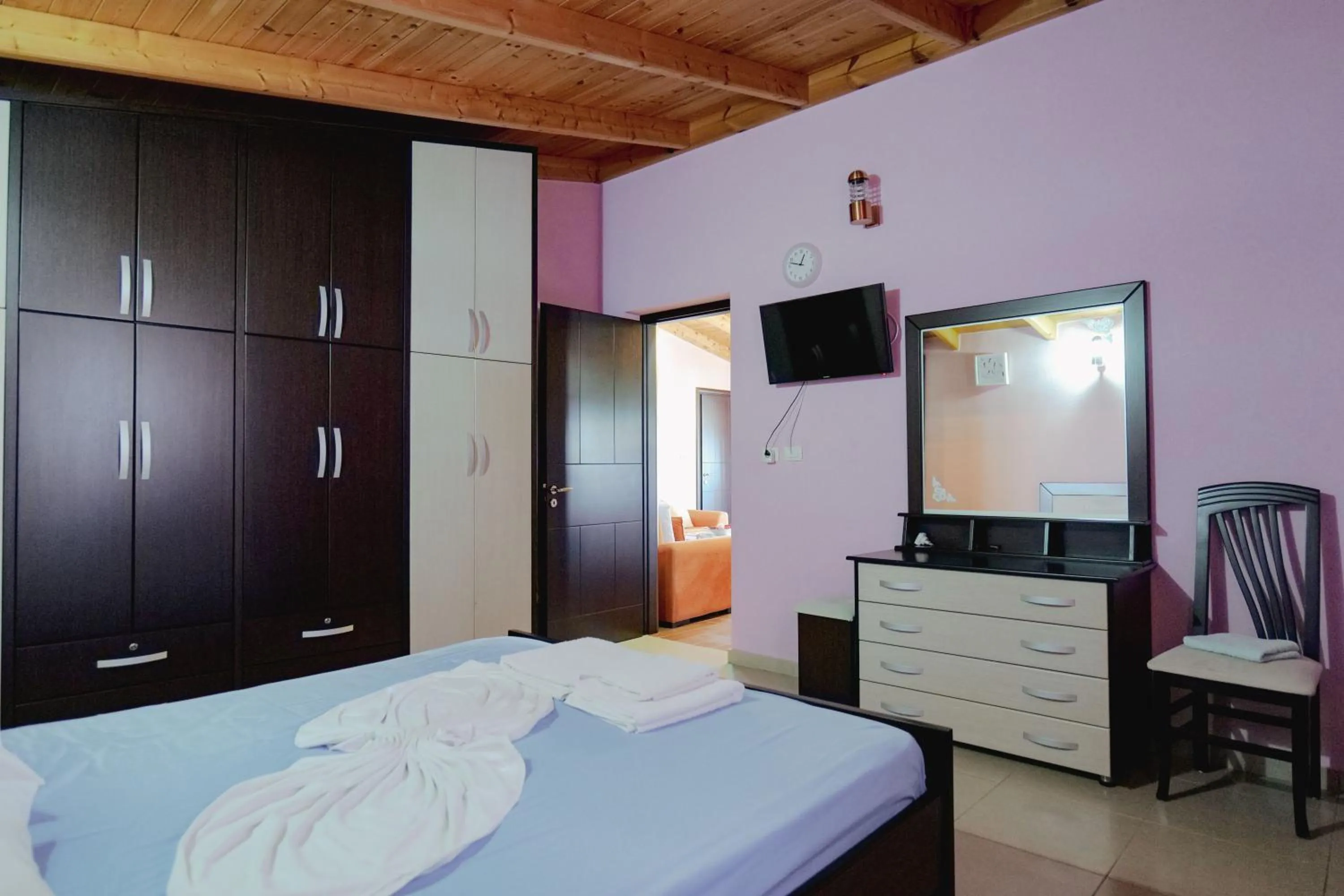 TV and multimedia, Bed in Vila Shpetimi
