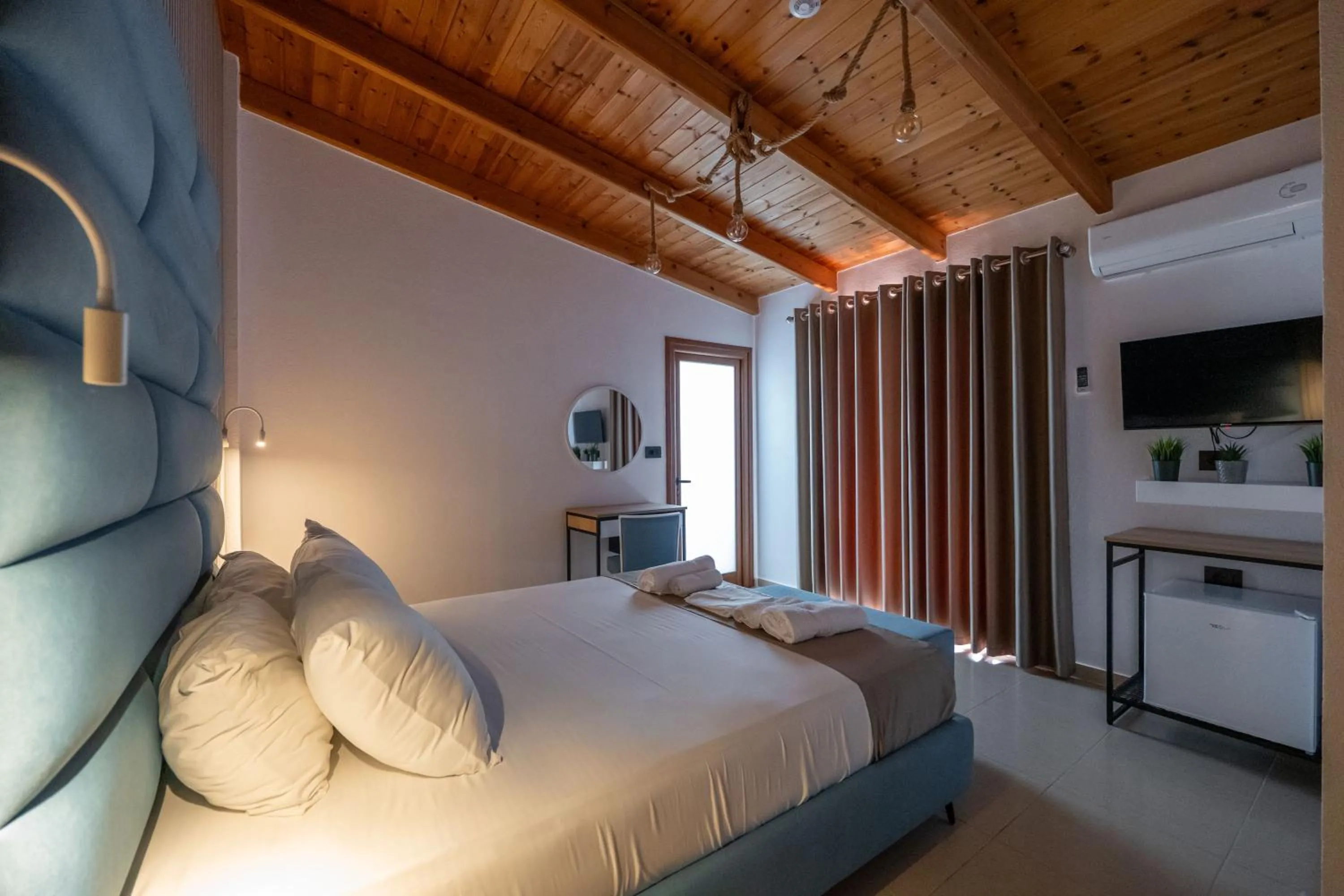 Photo of the whole room, Bed in Vila Shpetimi