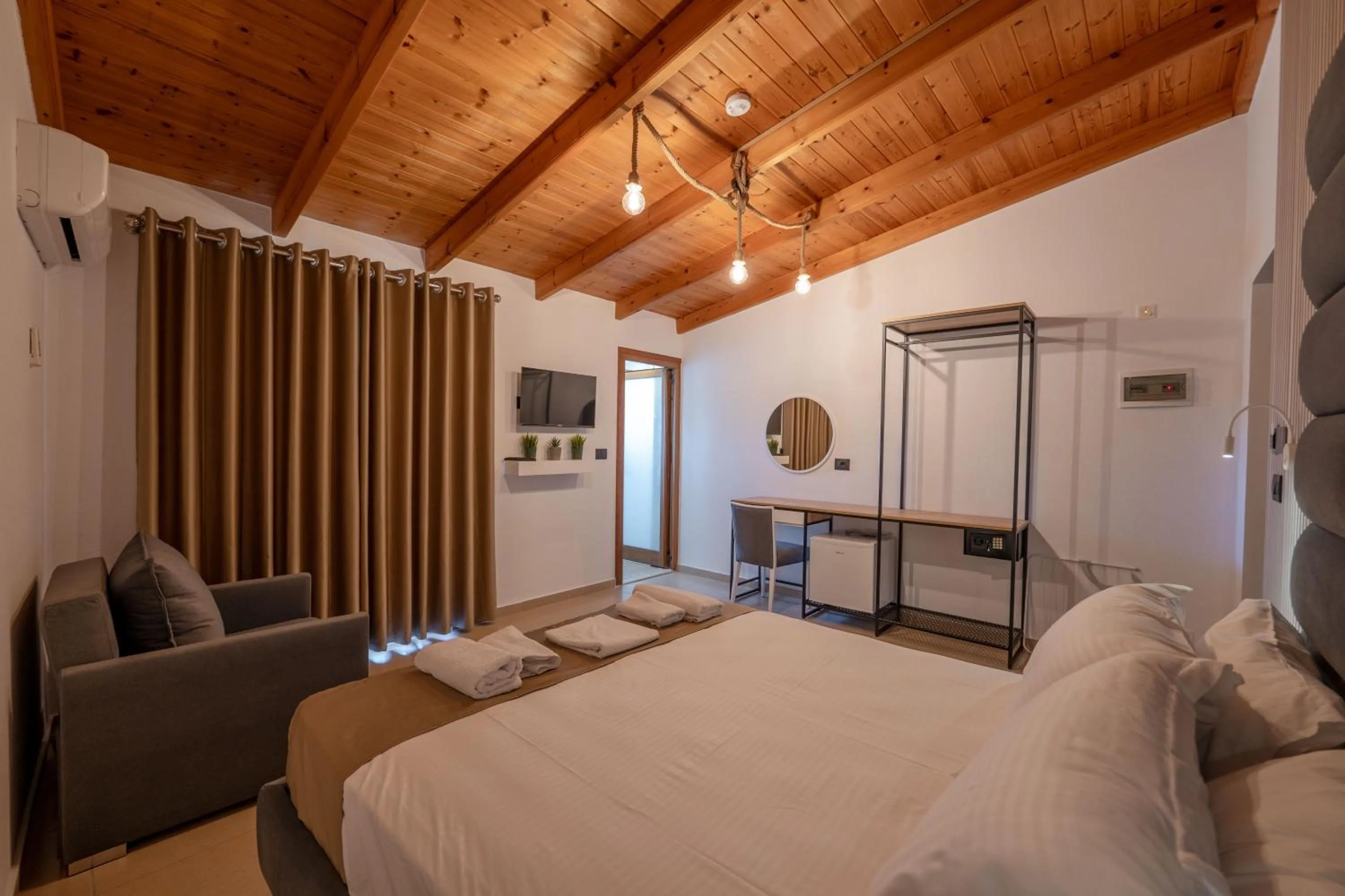 Photo of the whole room, Bed in Vila Shpetimi