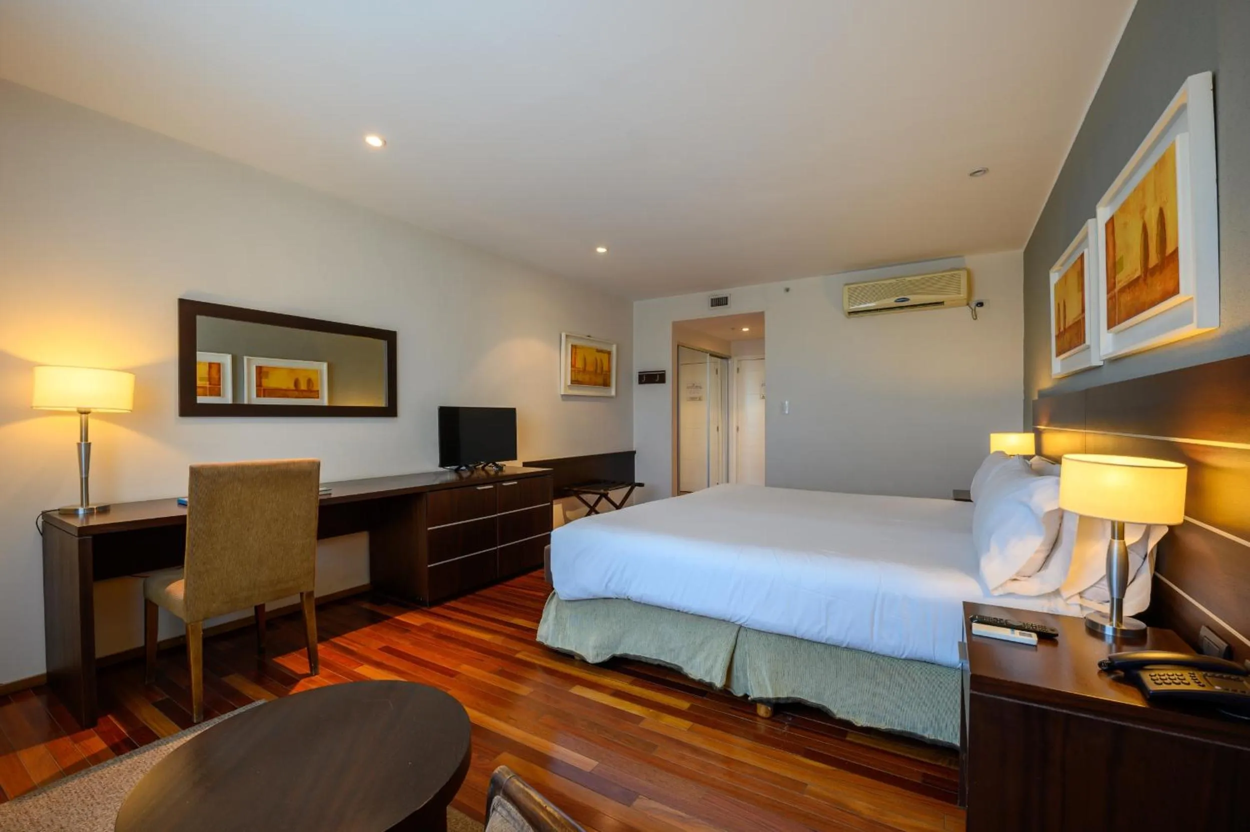 Photo of the whole room, Bed in Orfeo Suites Cordoba