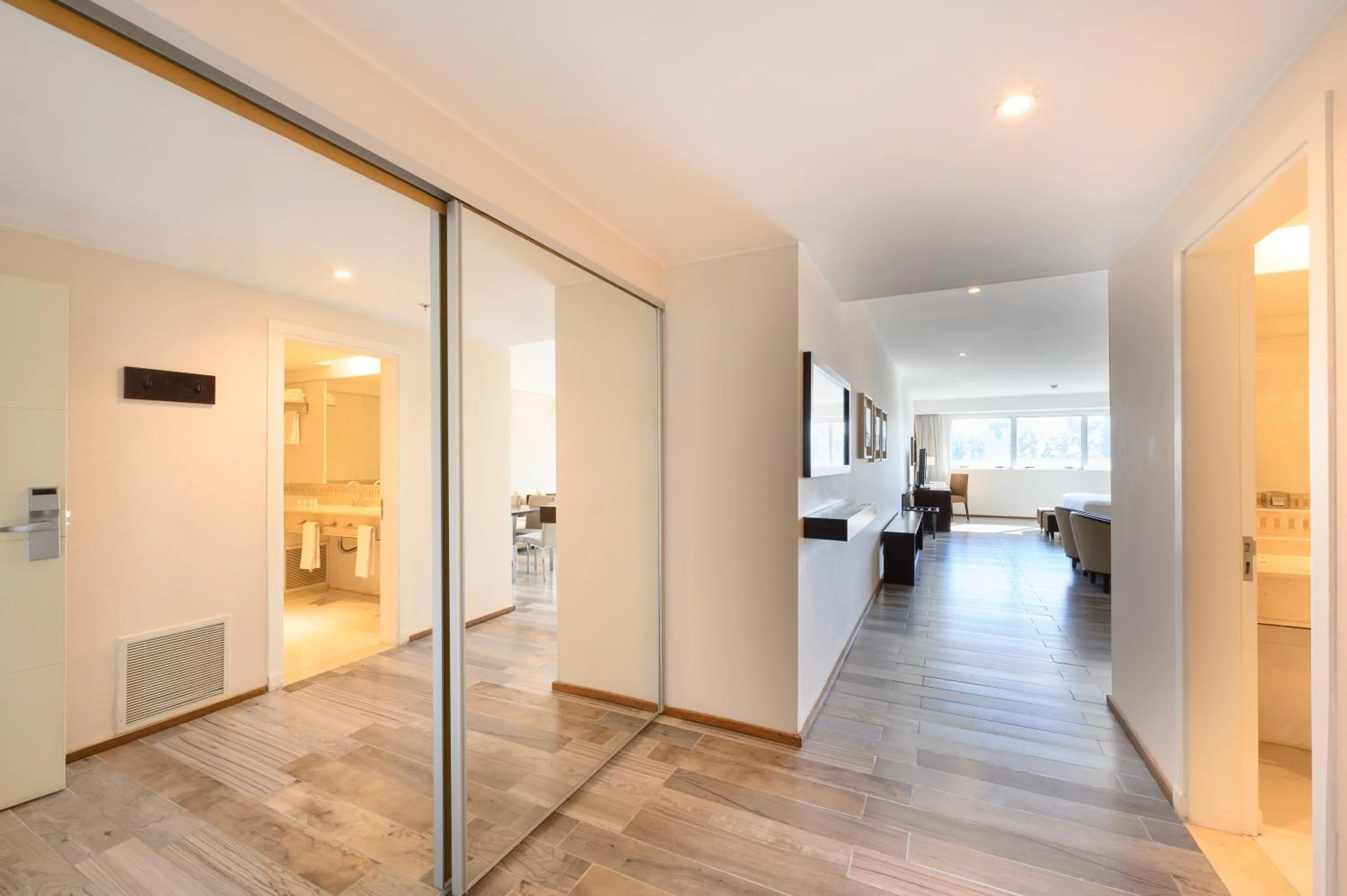 Photo of the whole room in Orfeo Suites Cordoba