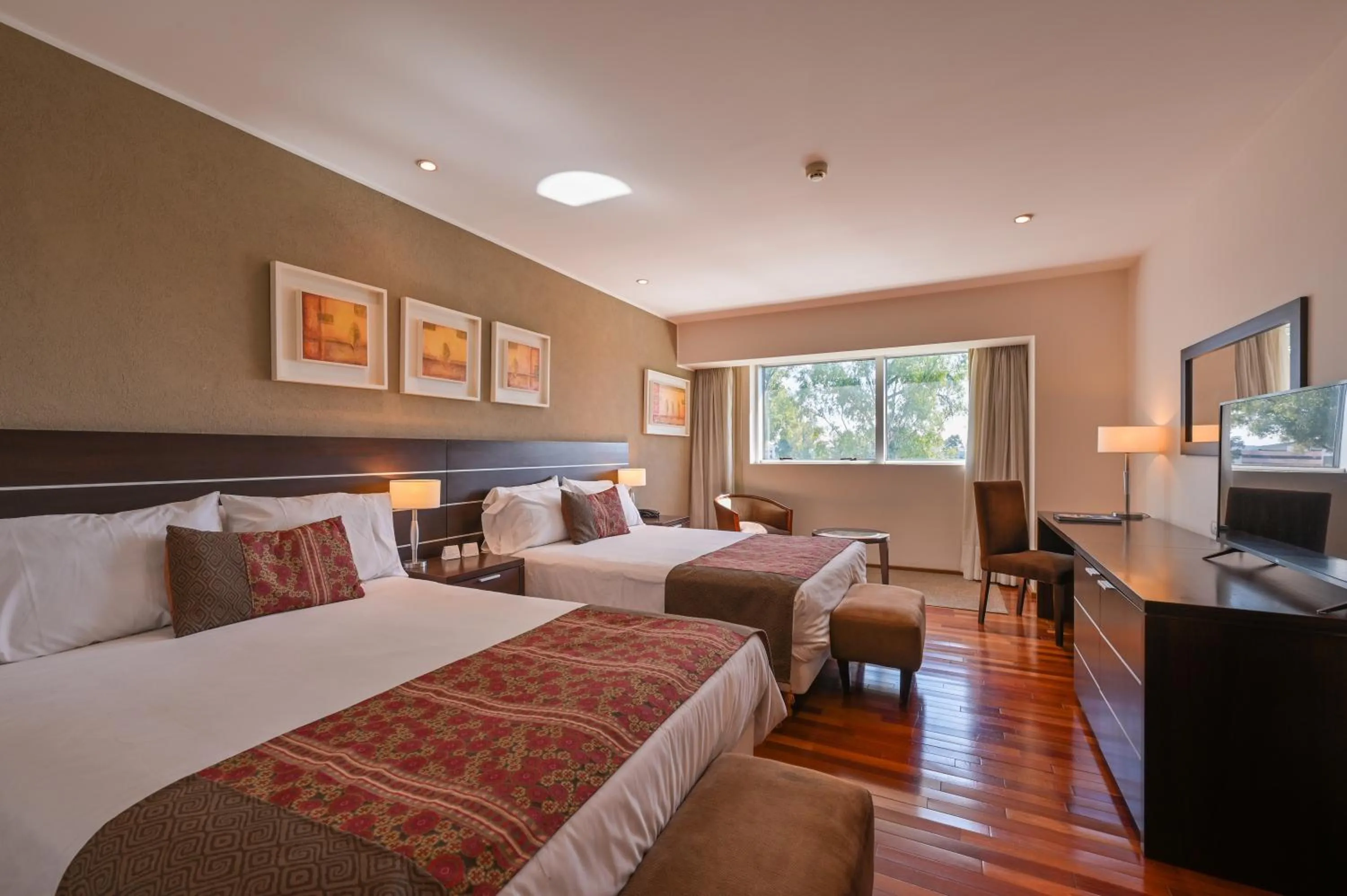 Photo of the whole room, Bed in Orfeo Suites Cordoba