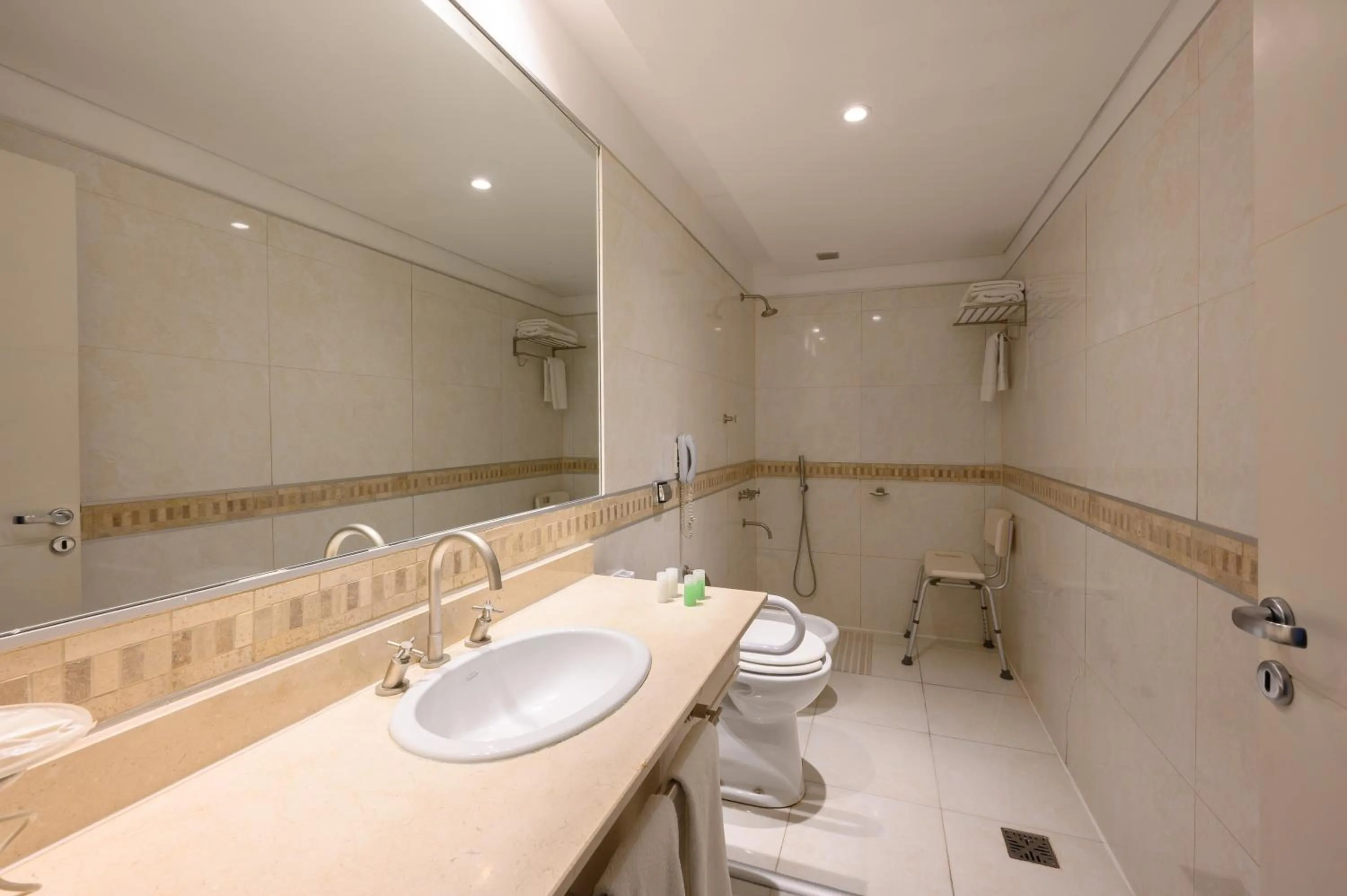 Shower in Orfeo Suites Cordoba