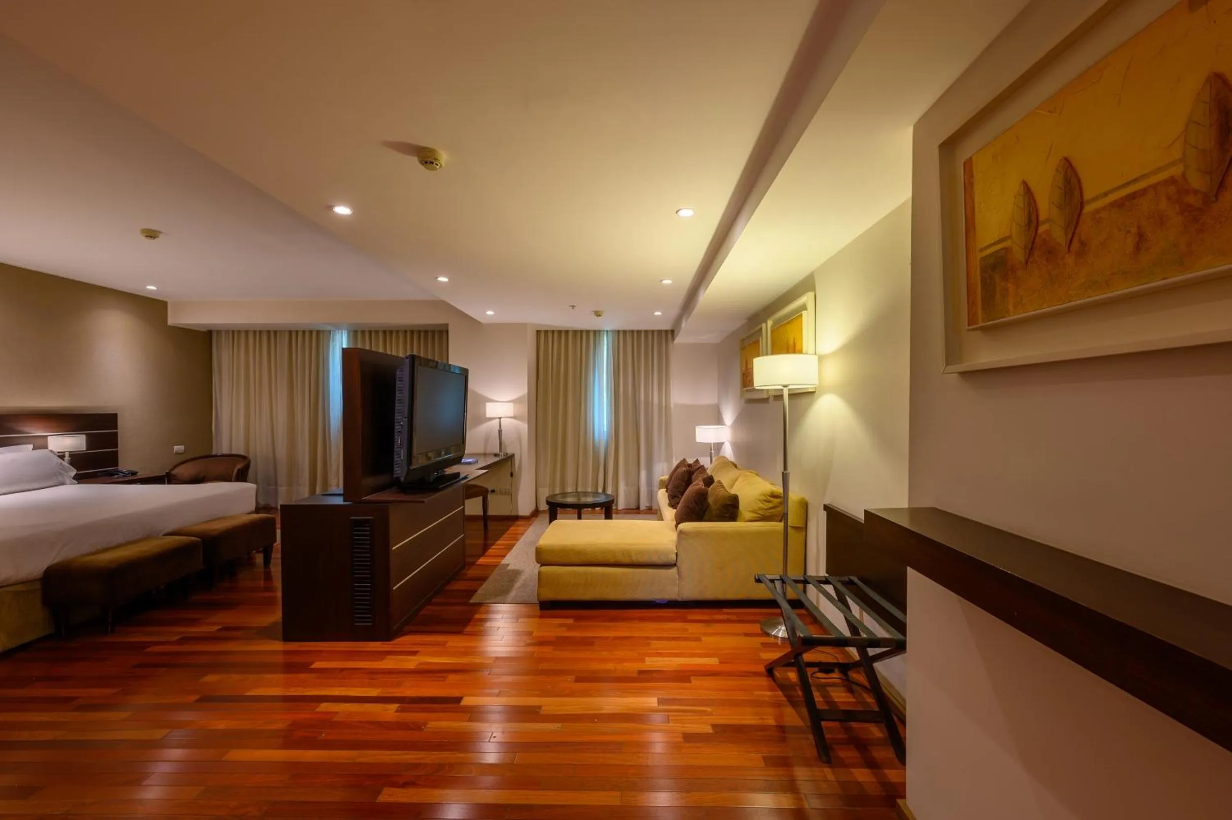 Photo of the whole room, Bed in Orfeo Suites Cordoba