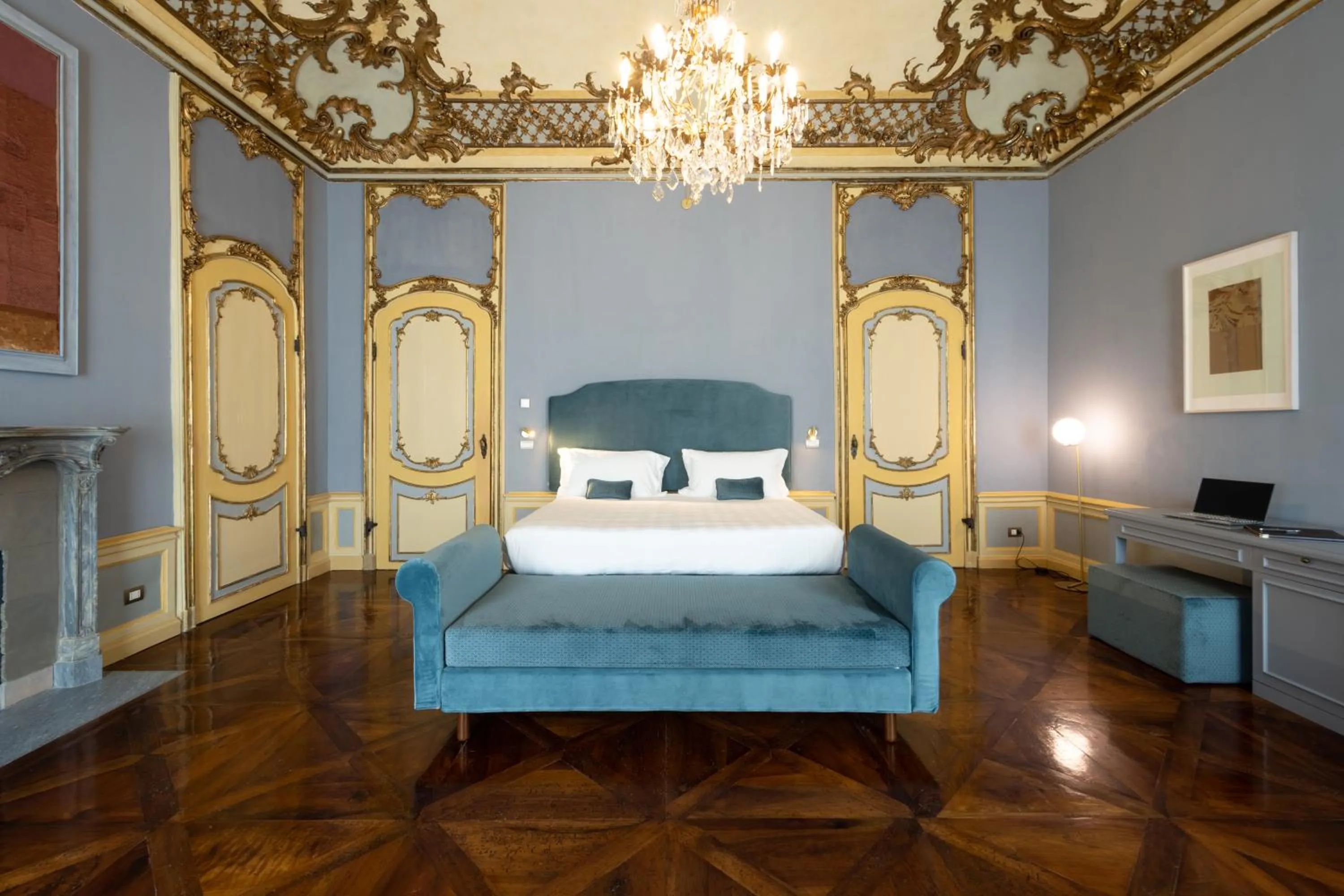 Bed in Palazzo Del Carretto-Art Apartments and Guesthouse