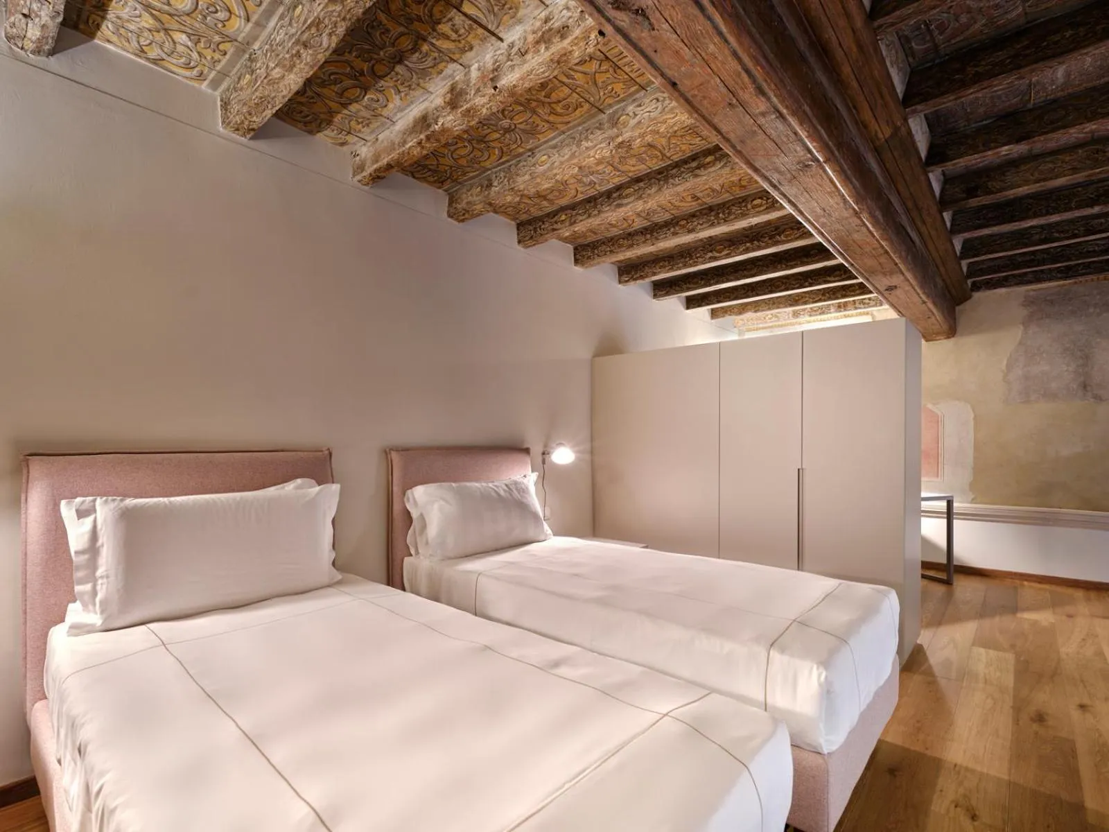 Bed in Palazzo Del Carretto-Art Apartments and Guesthouse