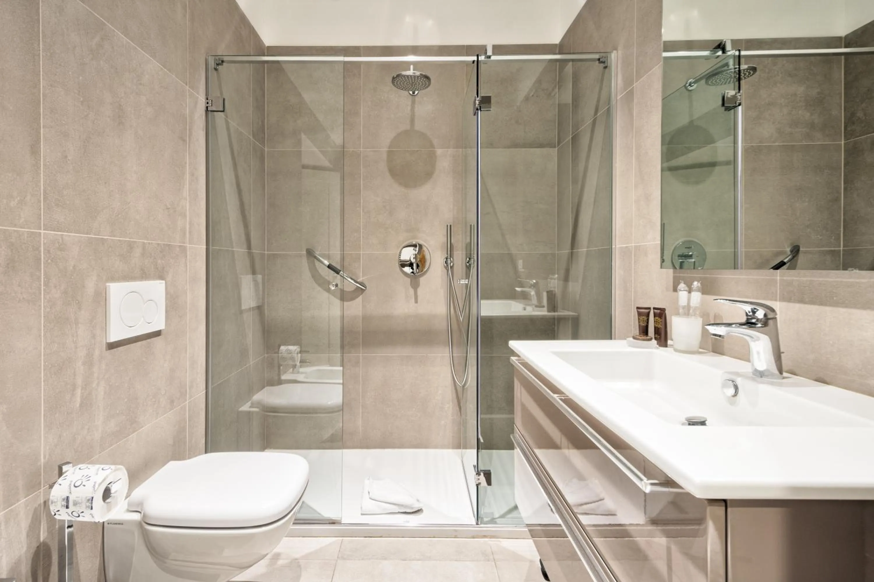 Shower in Palazzo Del Carretto-Art Apartments and Guesthouse