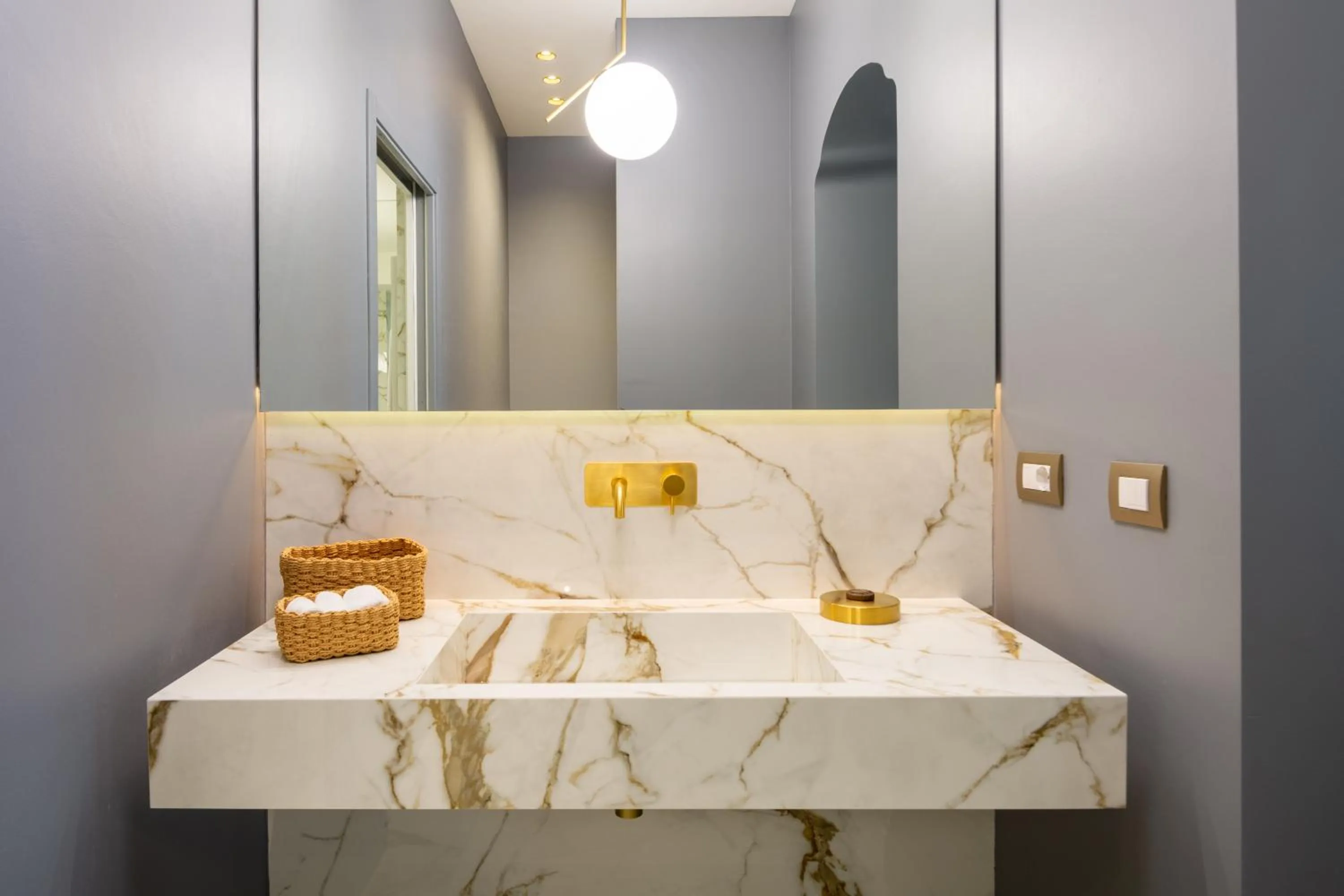 Bathroom in Palazzo Del Carretto-Art Apartments and Guesthouse