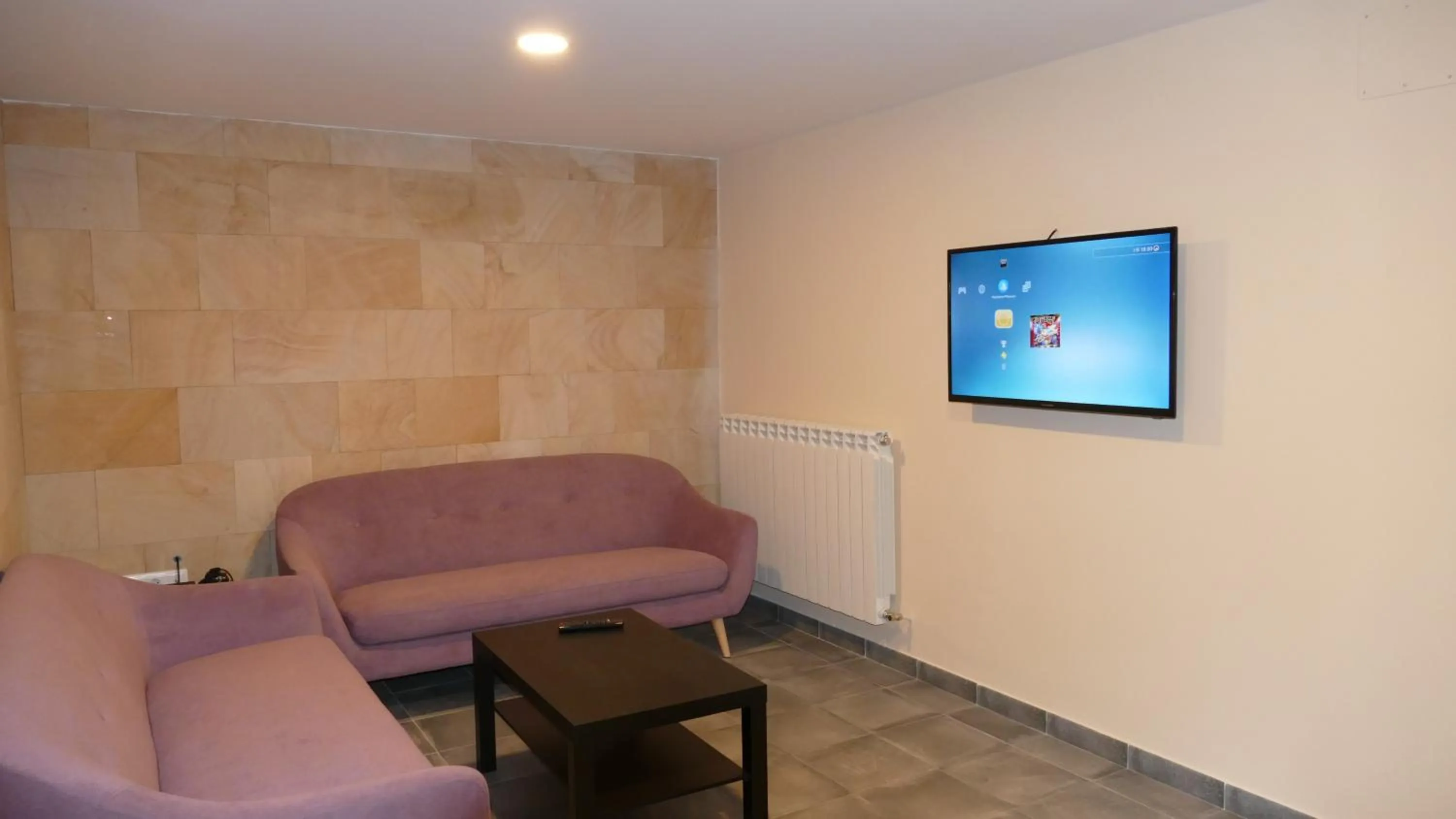 Communal lounge/ TV room in Hotel Rural El Nido de Pinares