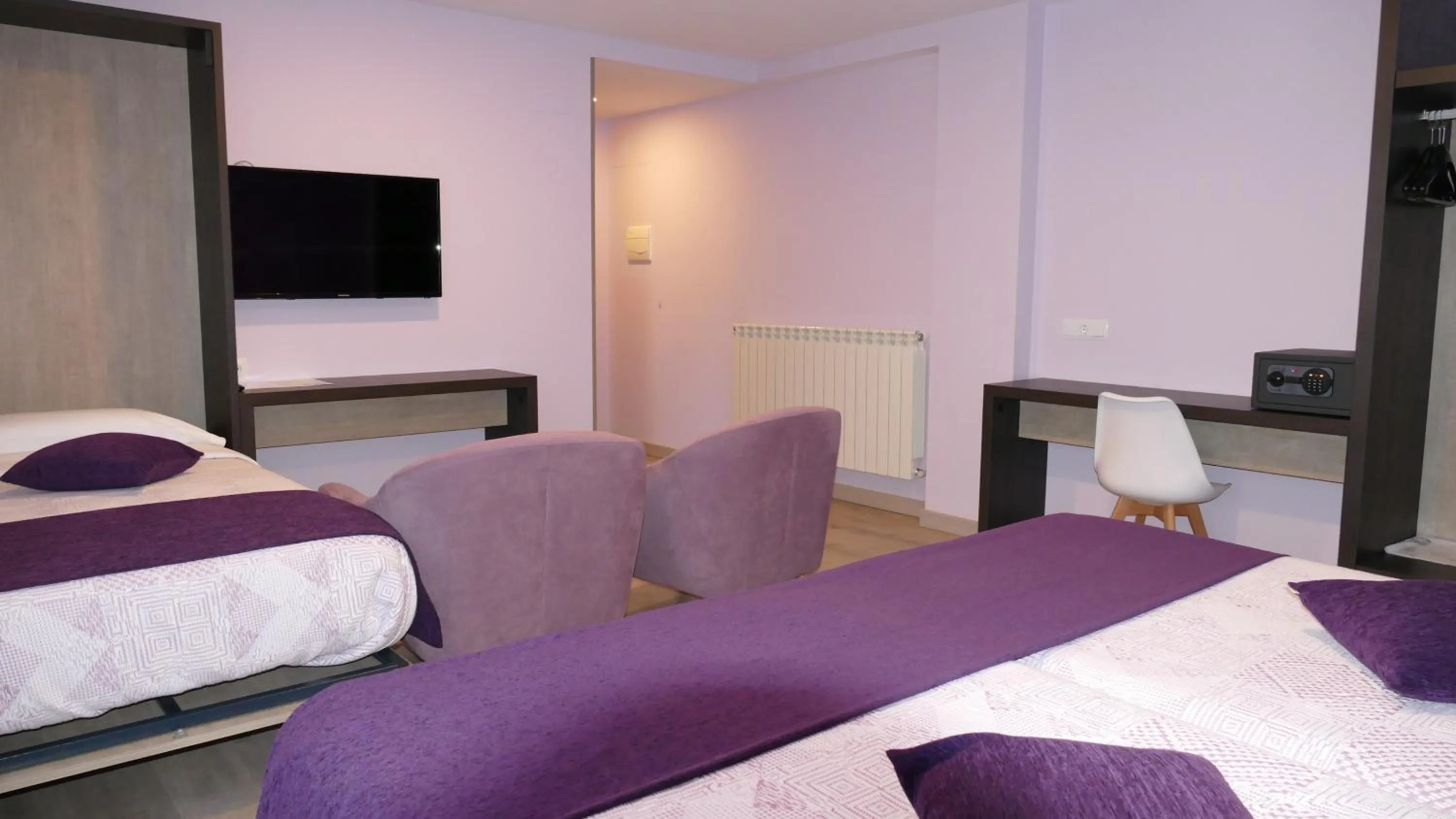 Photo of the whole room, Bed in Hotel Rural El Nido de Pinares