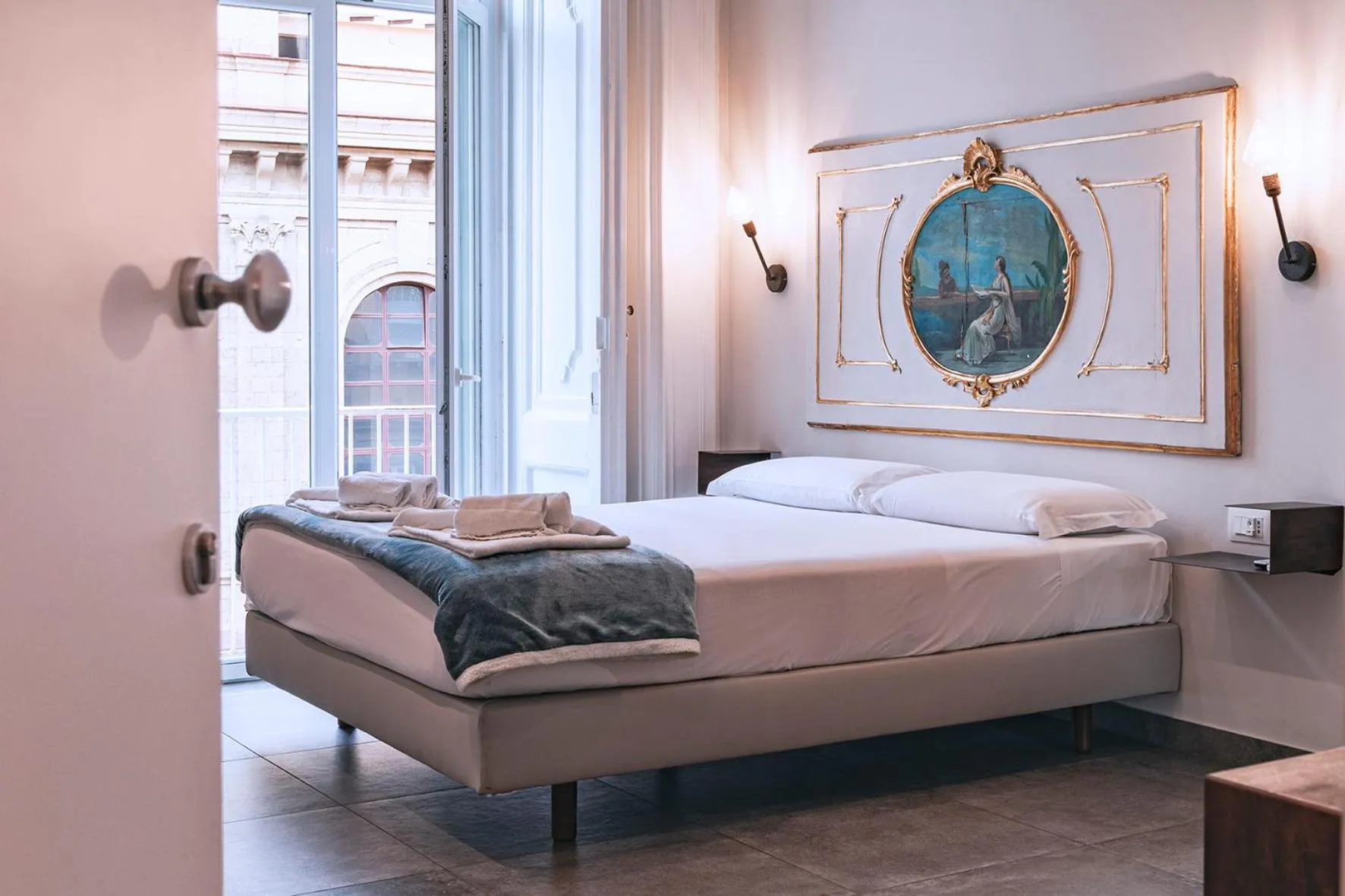 Photo of the whole room, Bed in La Smorfia