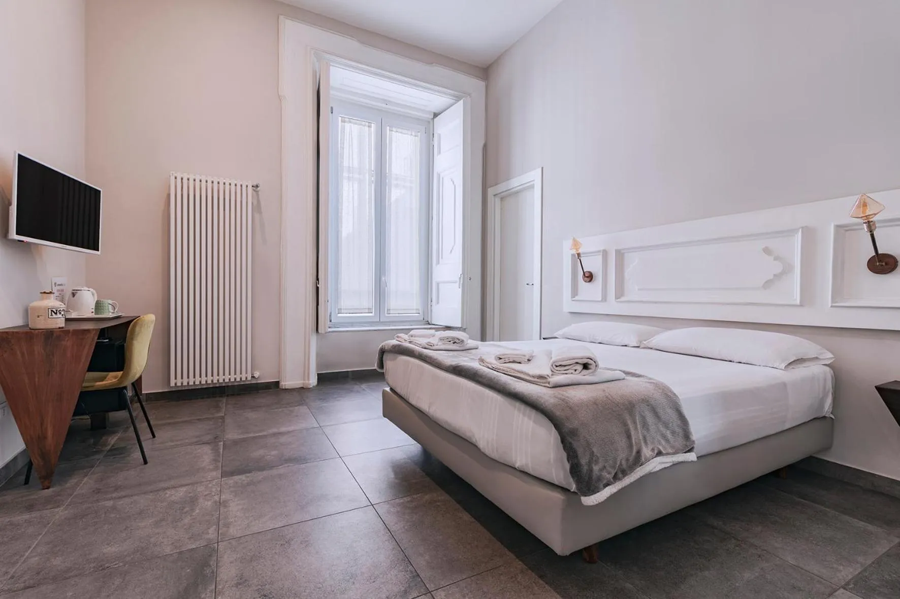 Photo of the whole room, Bed in La Smorfia