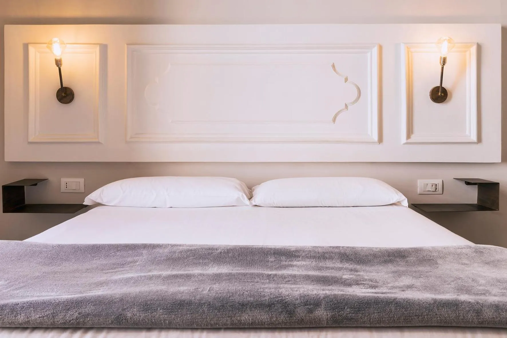 Bedroom, Bed in La Smorfia