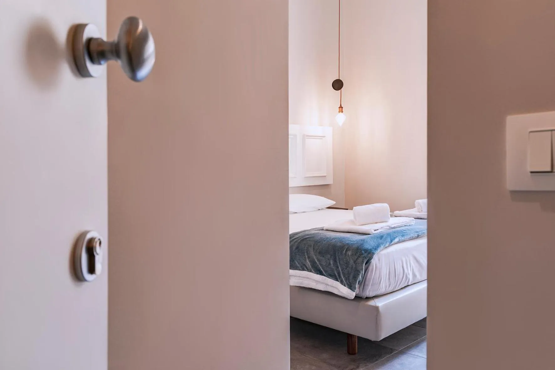 Bedroom, Bed in La Smorfia