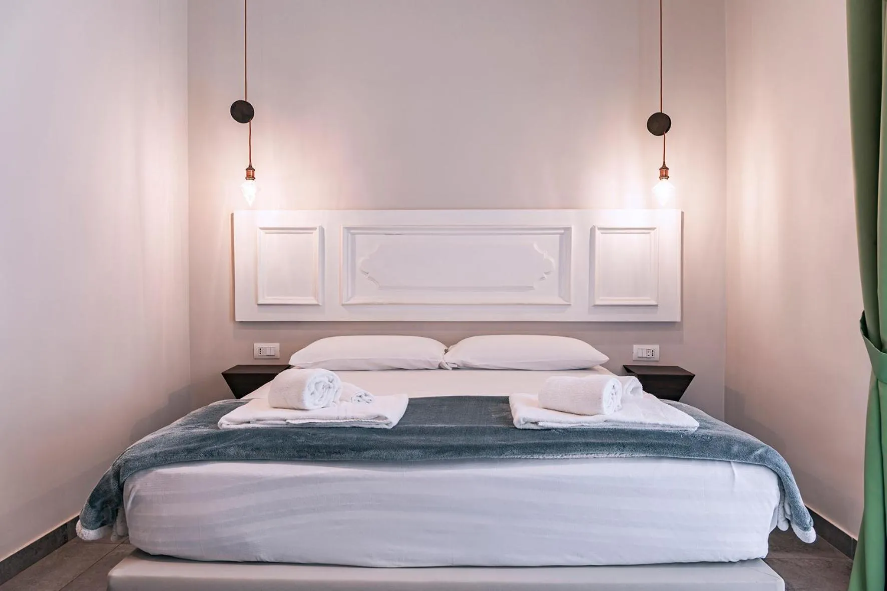 Bedroom, Bed in La Smorfia