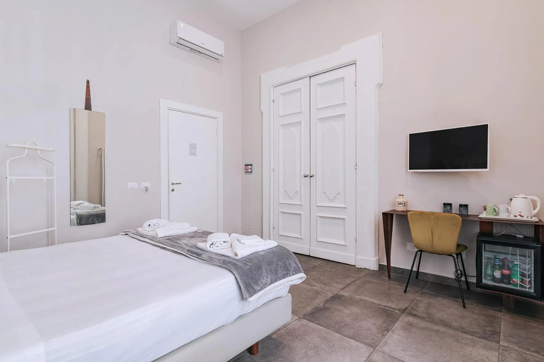 Photo of the whole room, Bed in La Smorfia