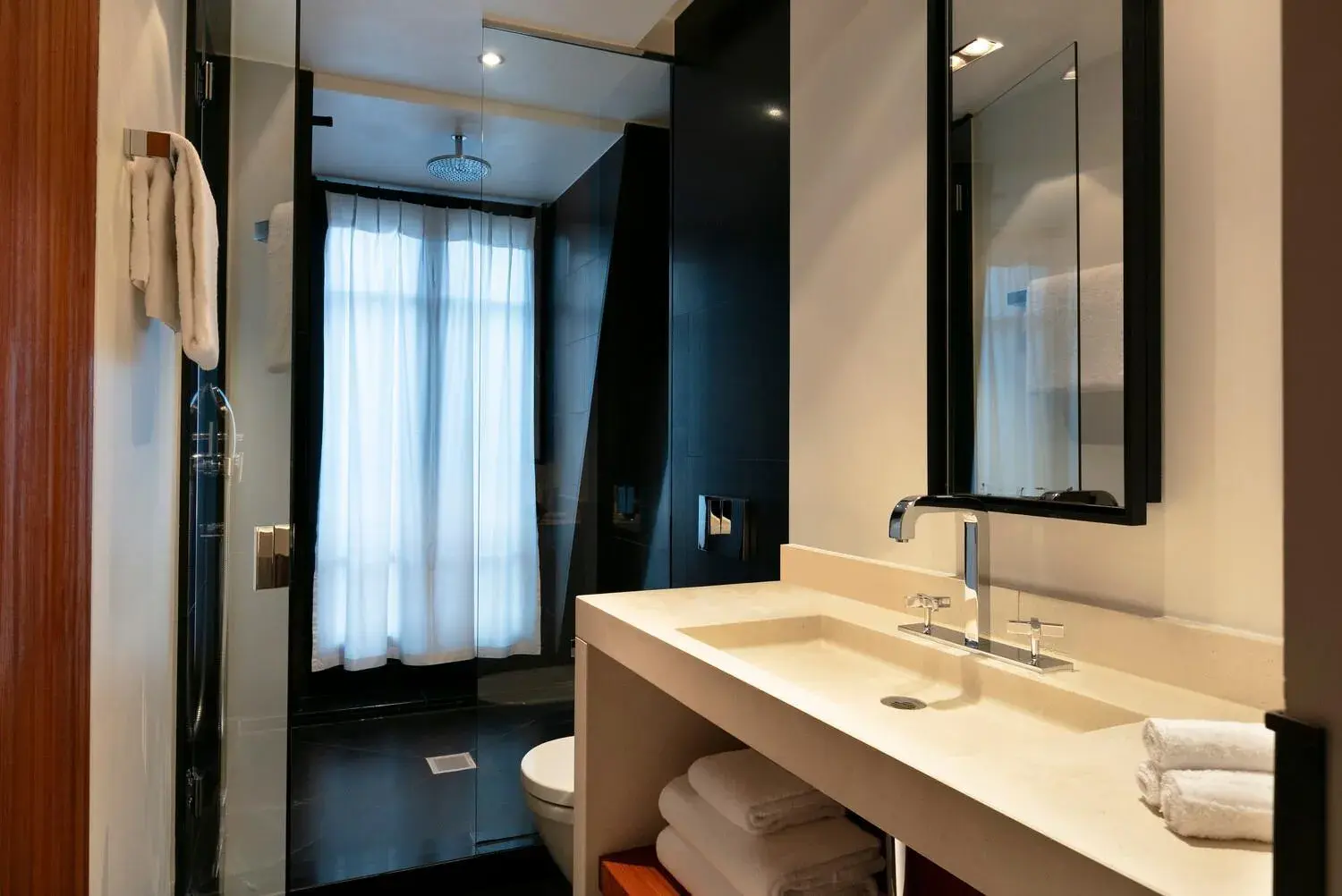 Superior, Guest room, 1 Queen in Le Metropolitan, Paris Tour Eiffel, a Tribute Portfolio Hotel Superior, Guest room, 1 Queen in Le Metropolitan, Paris Tour Eiffel, a Tribute Portfolio Hotel