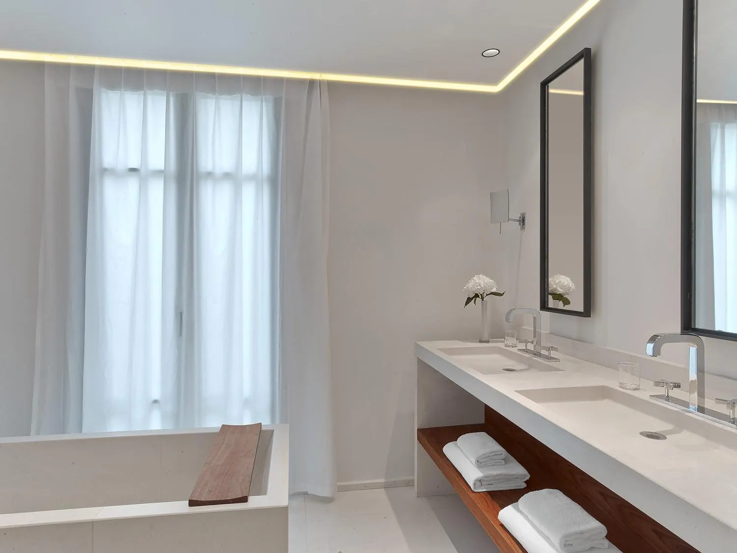 Bathroom in Le Metropolitan, Paris Tour Eiffel, a Tribute Portfolio Hotel