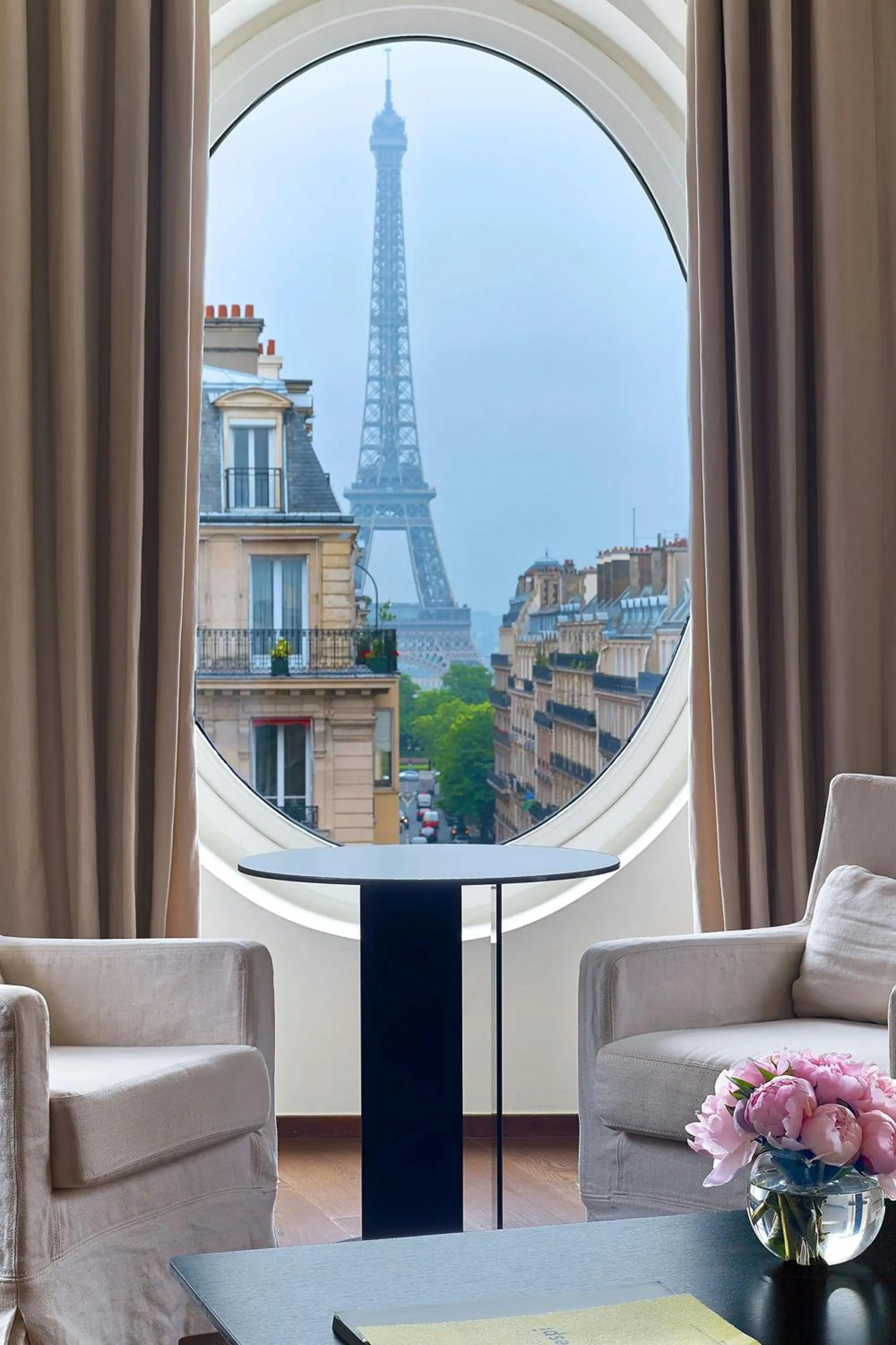 Photo of the whole room in Le Metropolitan, Paris Tour Eiffel, a Tribute Portfolio Hotel