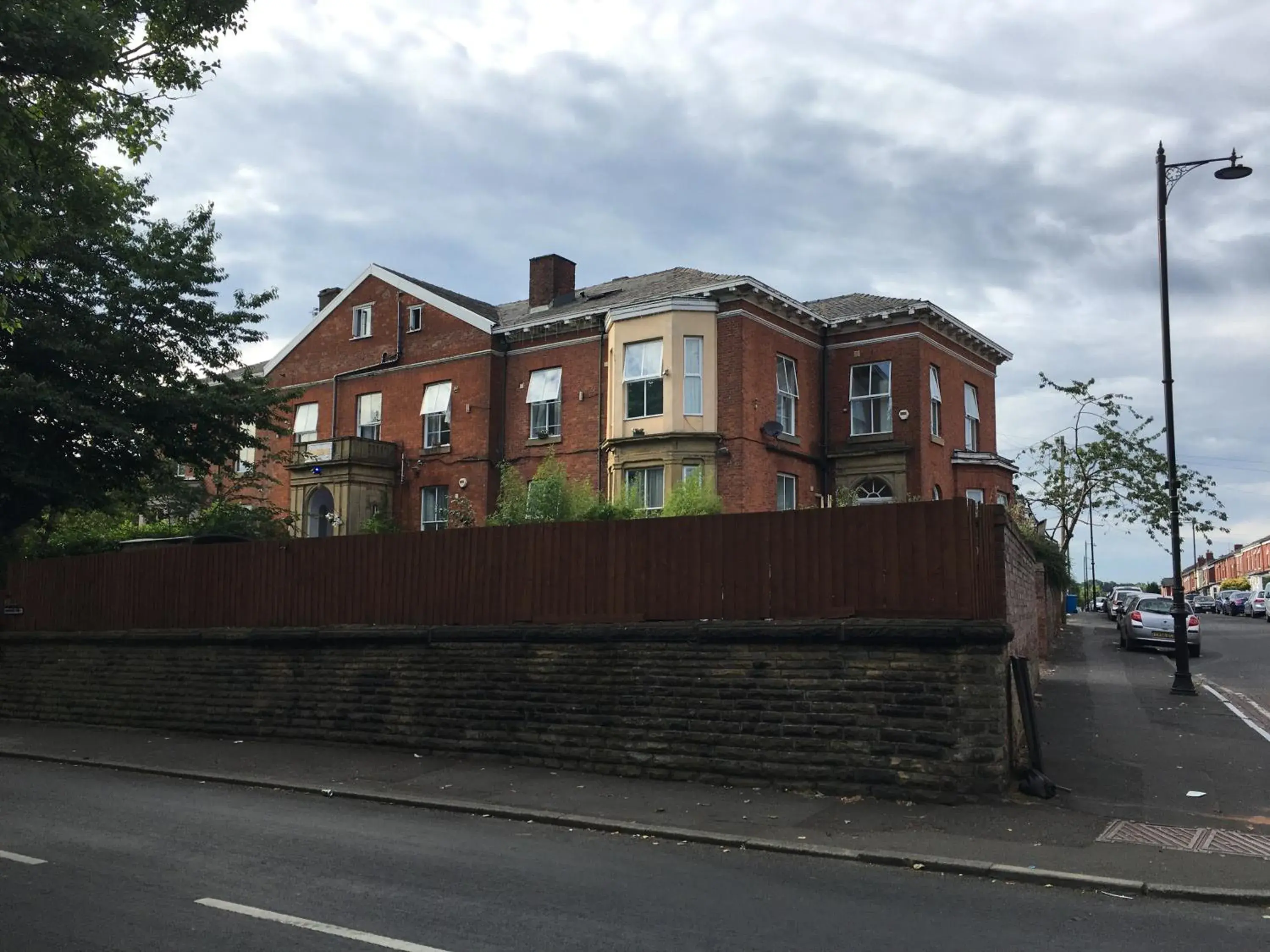 Property building in Queens Guesthouse Manchester Property building in Queens Guesthouse Manchester