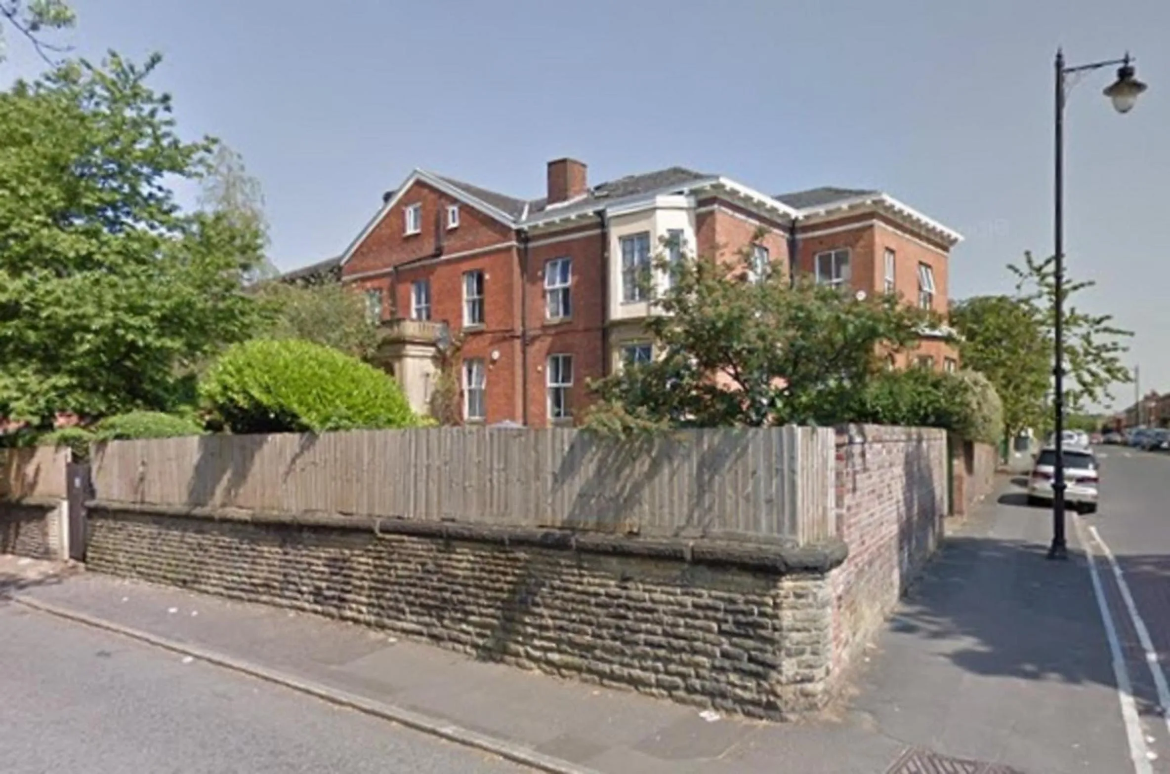 Facade/entrance in Queens Guesthouse Manchester