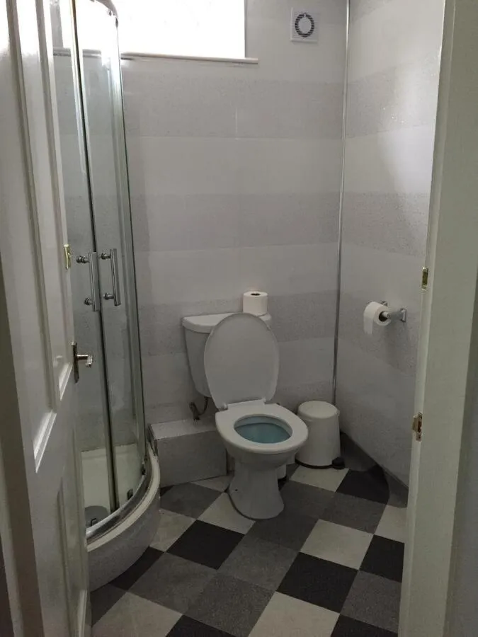 Shower in Queens Guesthouse Manchester