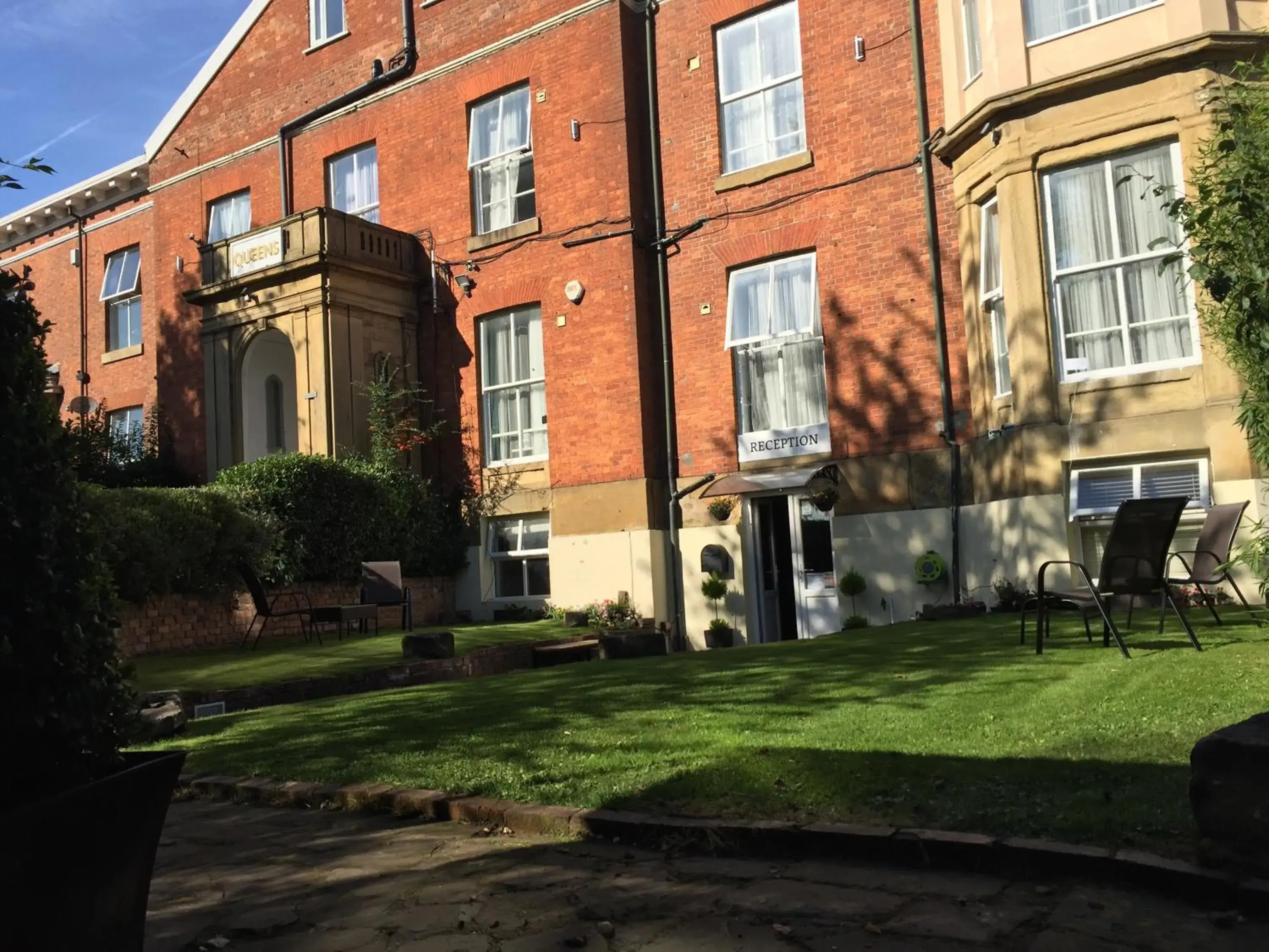 Facade/entrance in Queens Guesthouse Manchester Facade/entrance in Queens Guesthouse Manchester