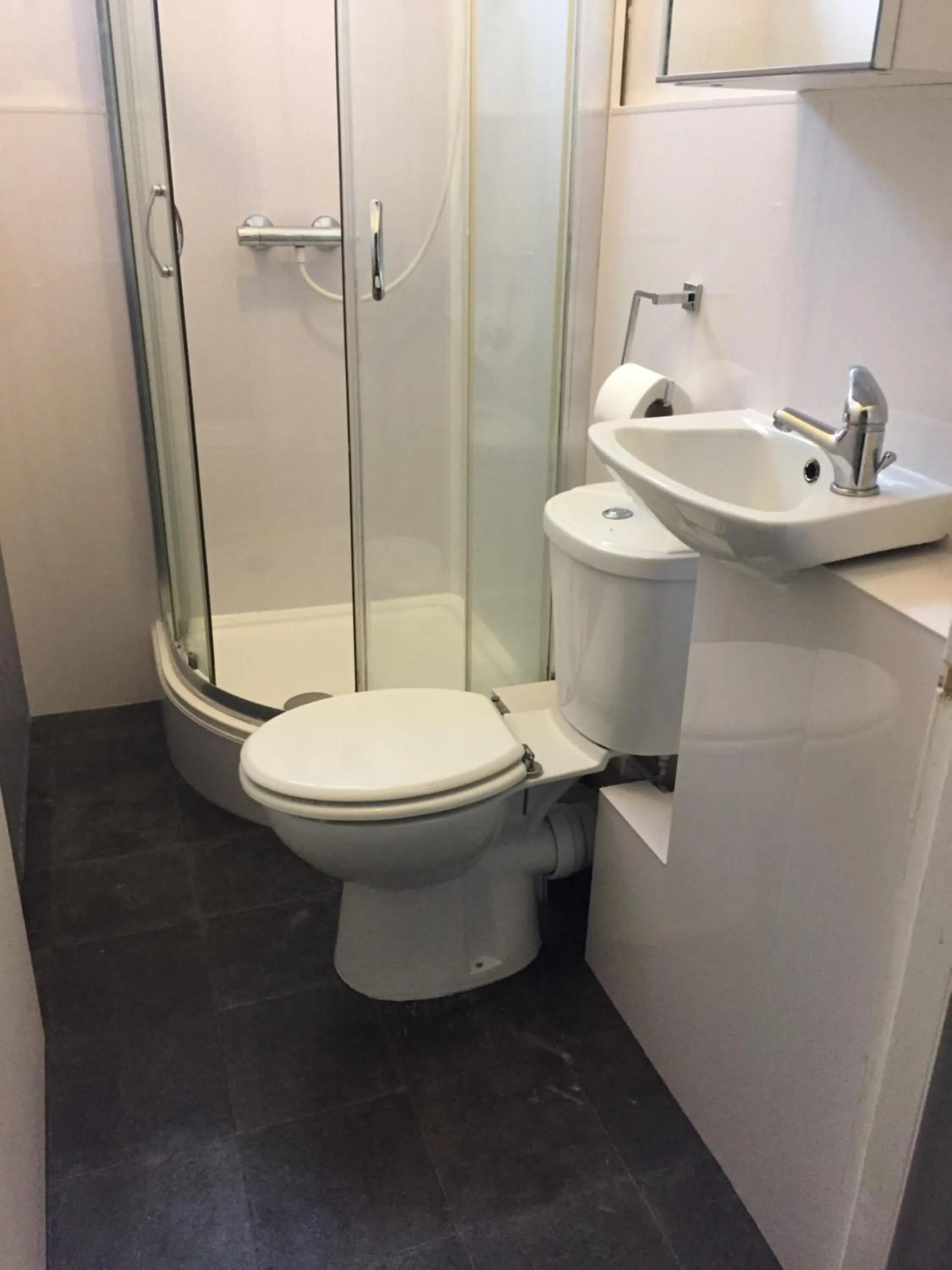 Bathroom in Queens Guesthouse Manchester