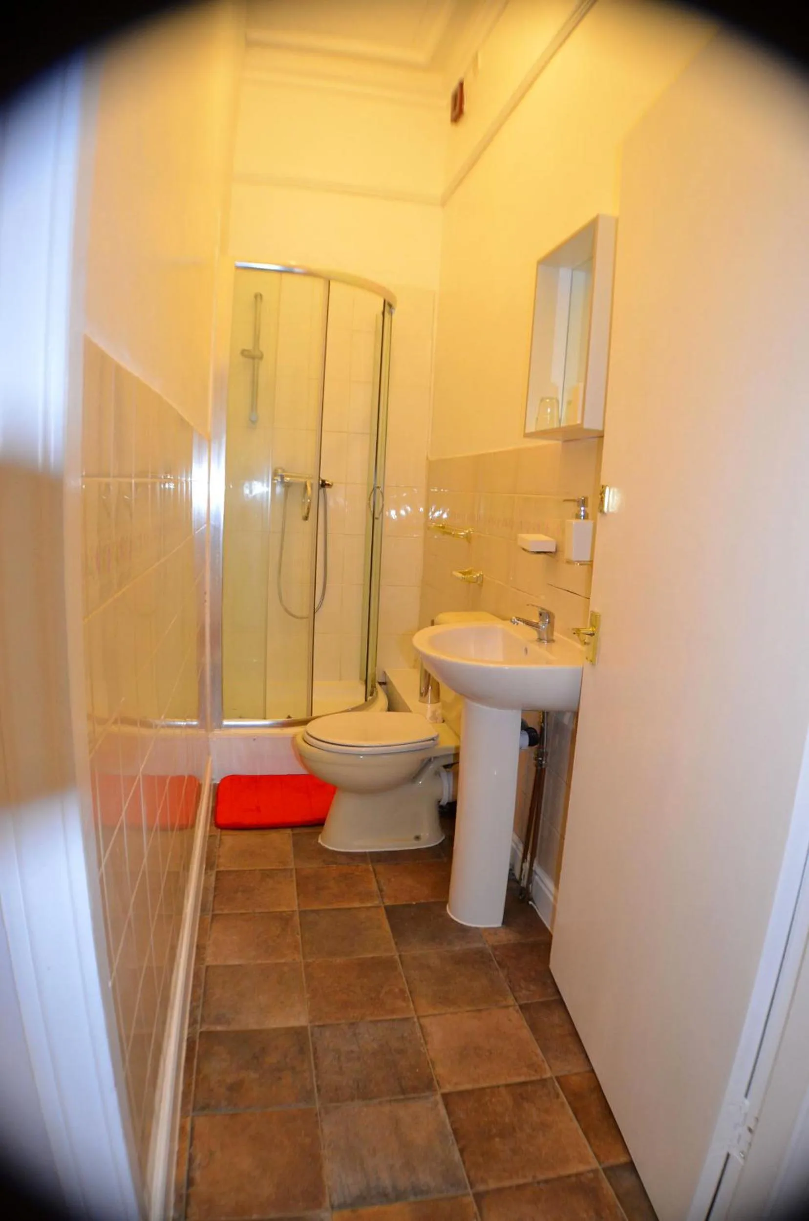 Bathroom in Queens Guesthouse Manchester