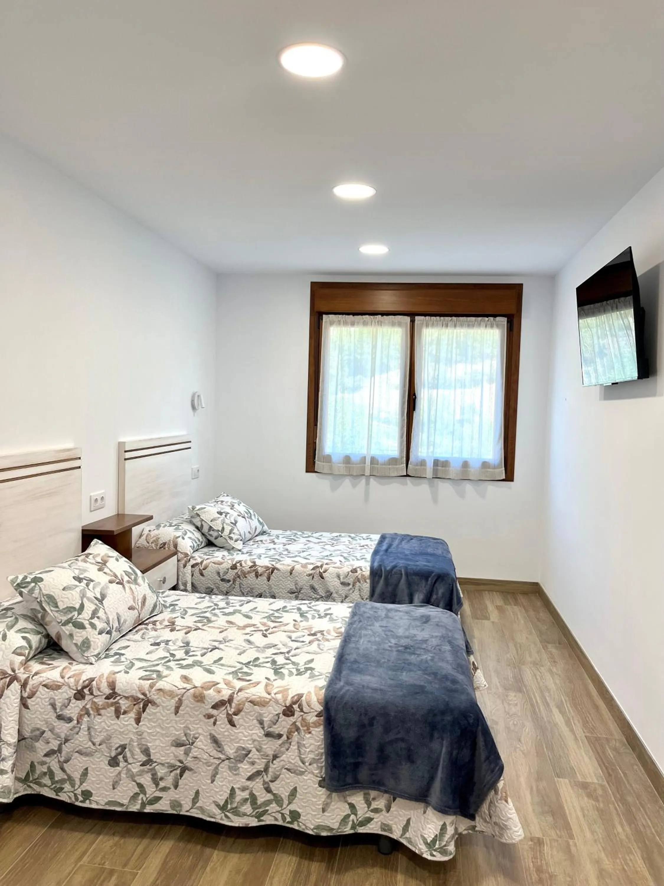 TV and multimedia, Bed in Apartamentos Valbuena