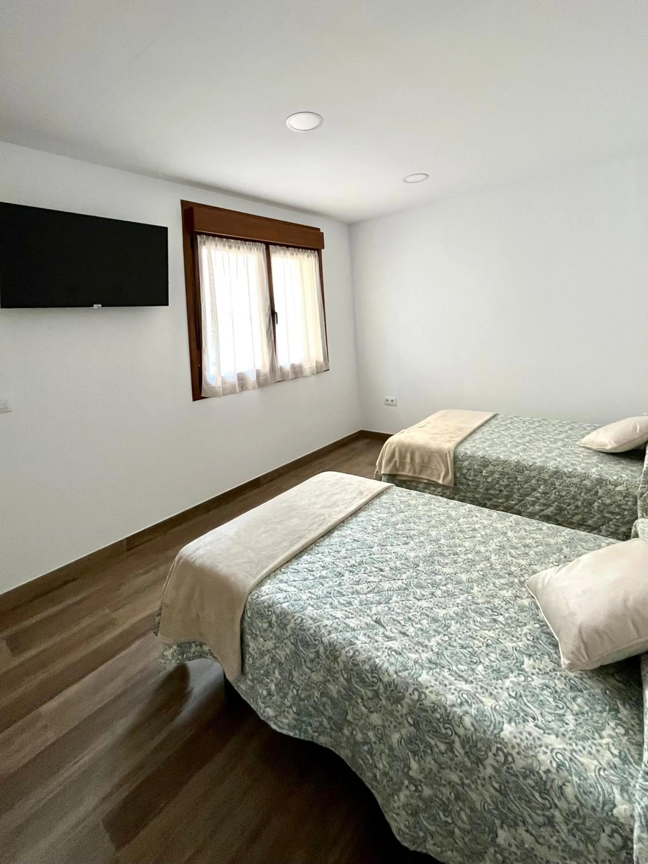 TV and multimedia, Bed in Apartamentos Valbuena