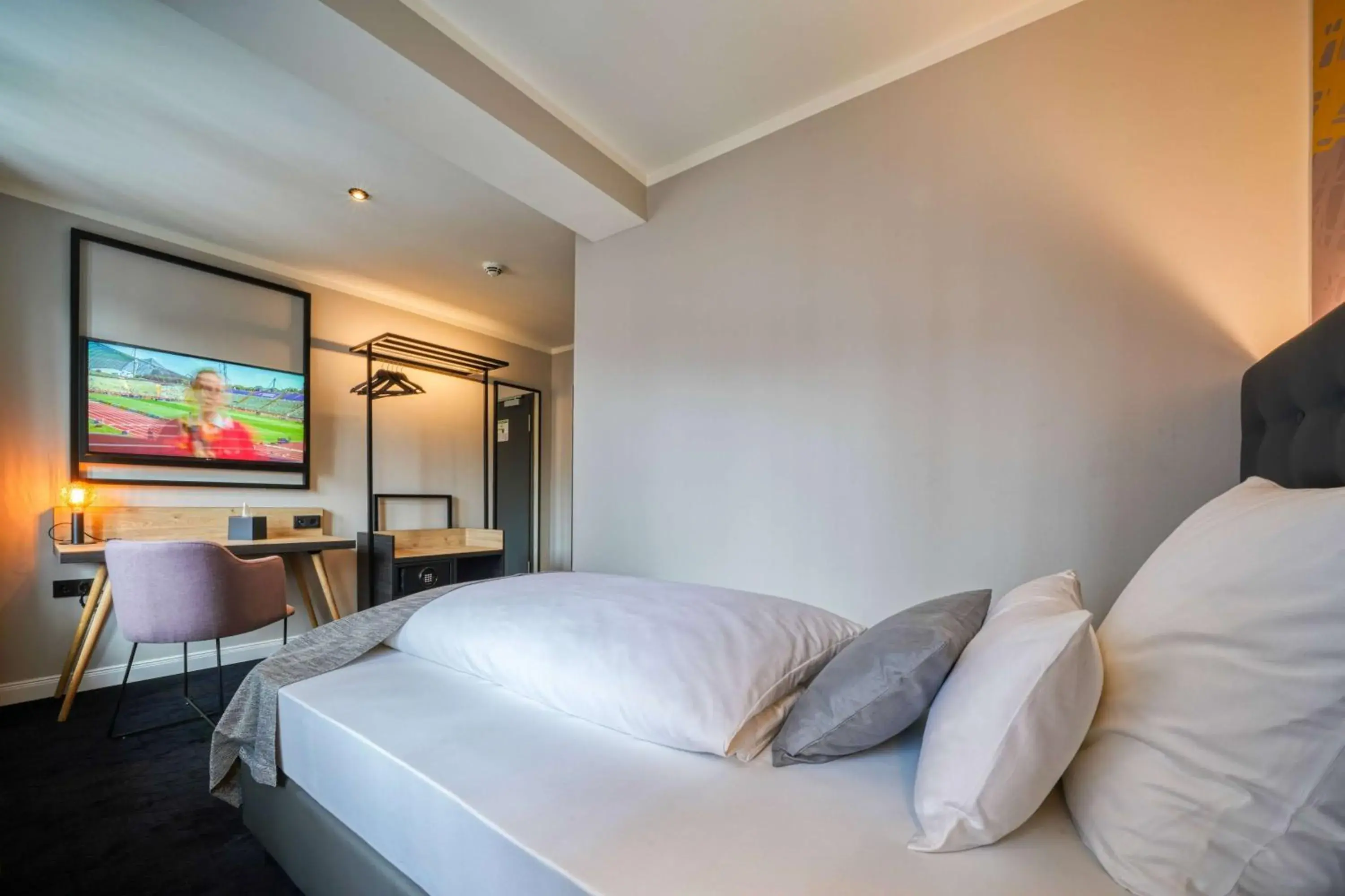 Photo of the whole room, Bed in Vienna House Easy by Wyndham Dortmund City Photo of the whole room, Bed in Vienna House Easy by Wyndham Dortmund City