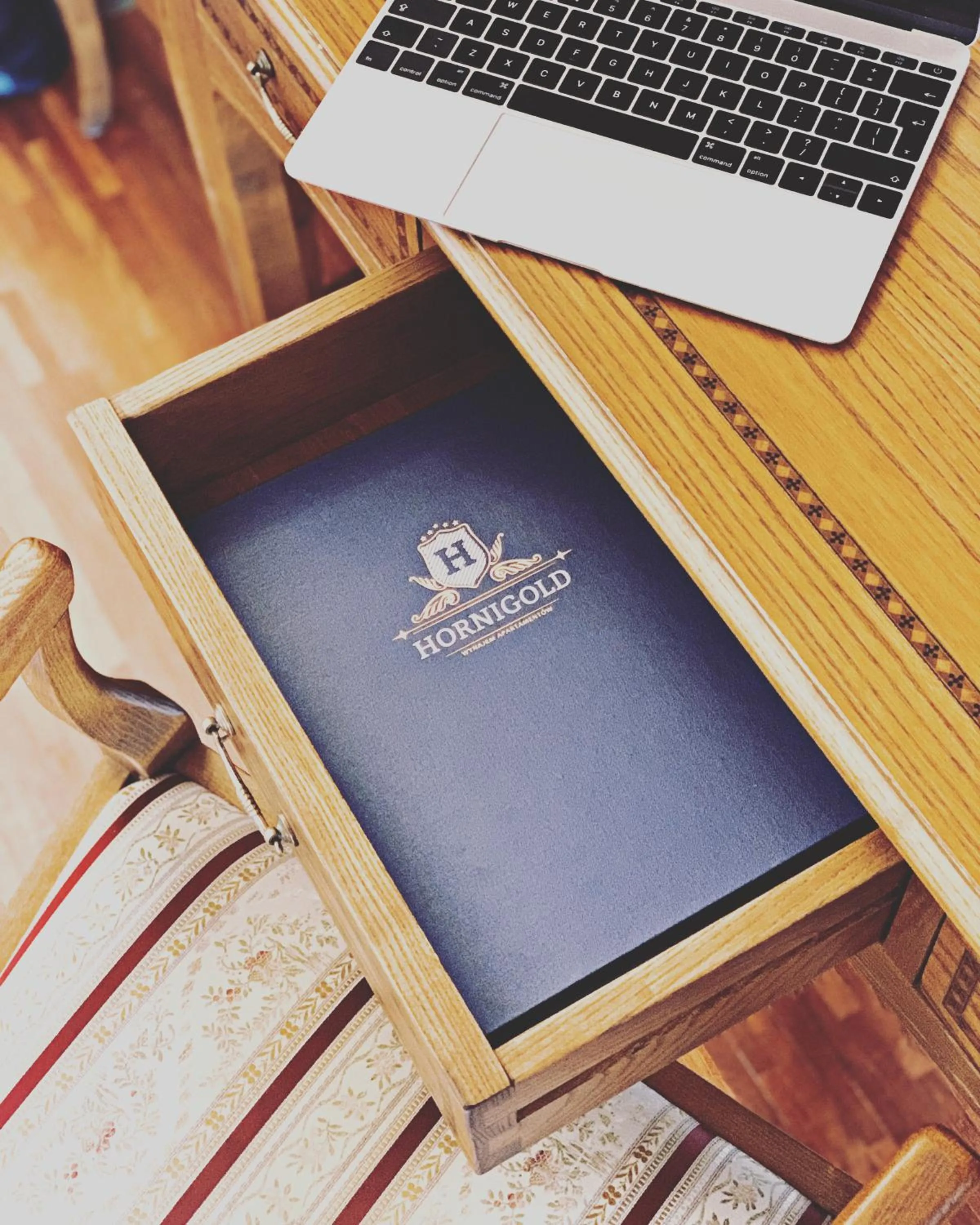 Property logo or sign in Aparthotel Hornigold "W Zielonej Kamienicy"