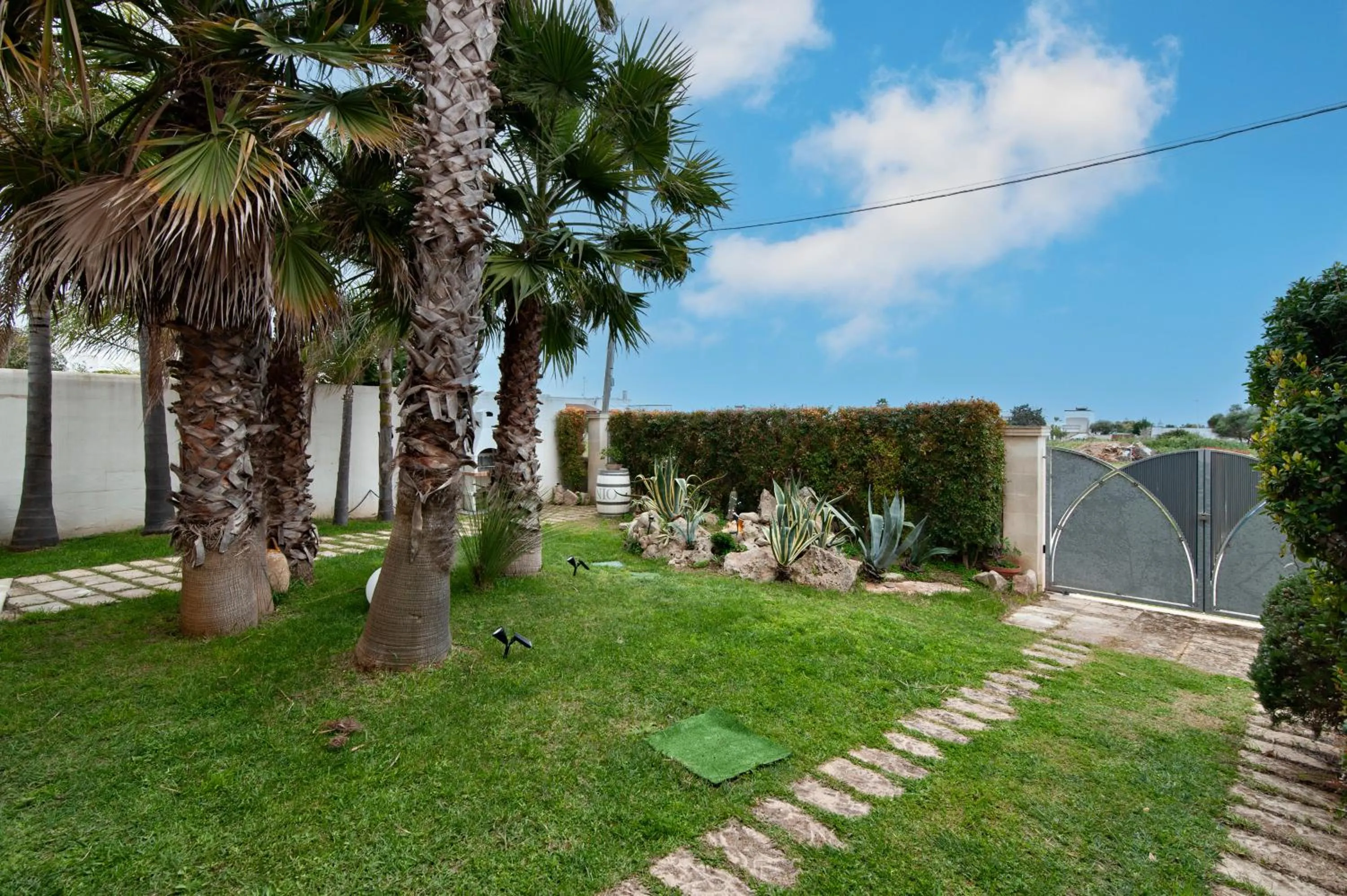 Garden view in Bed & Blues