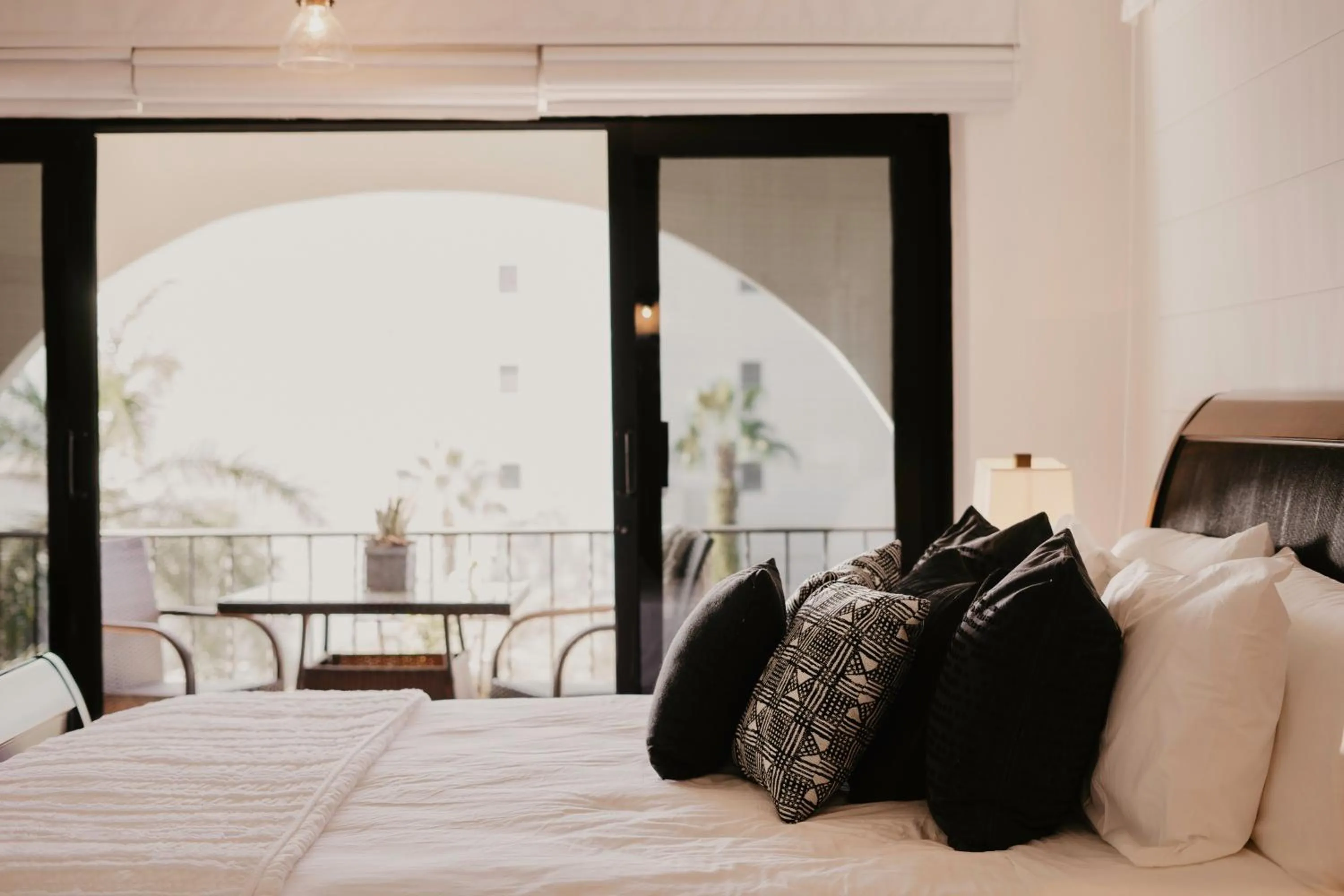 Balcony/Terrace, Bed in La Marina Inn