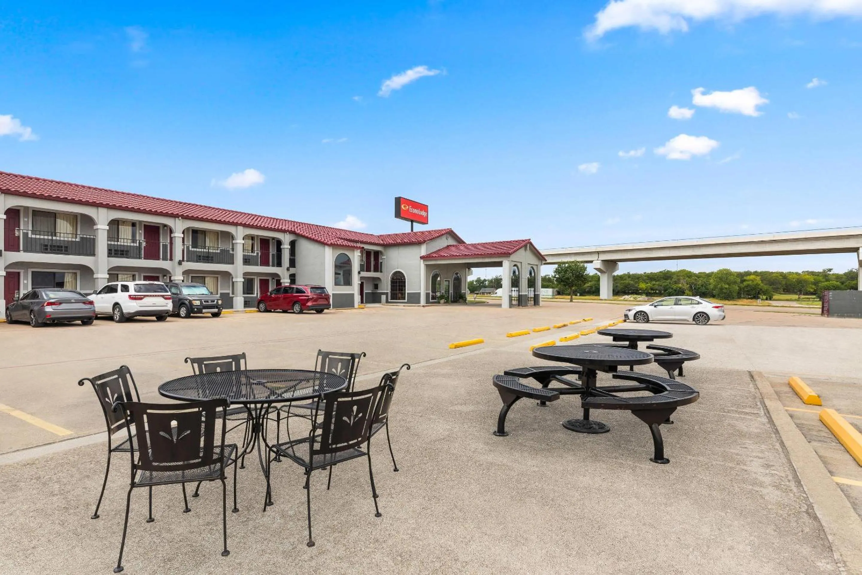 Swimming pool in Econo Lodge Belton