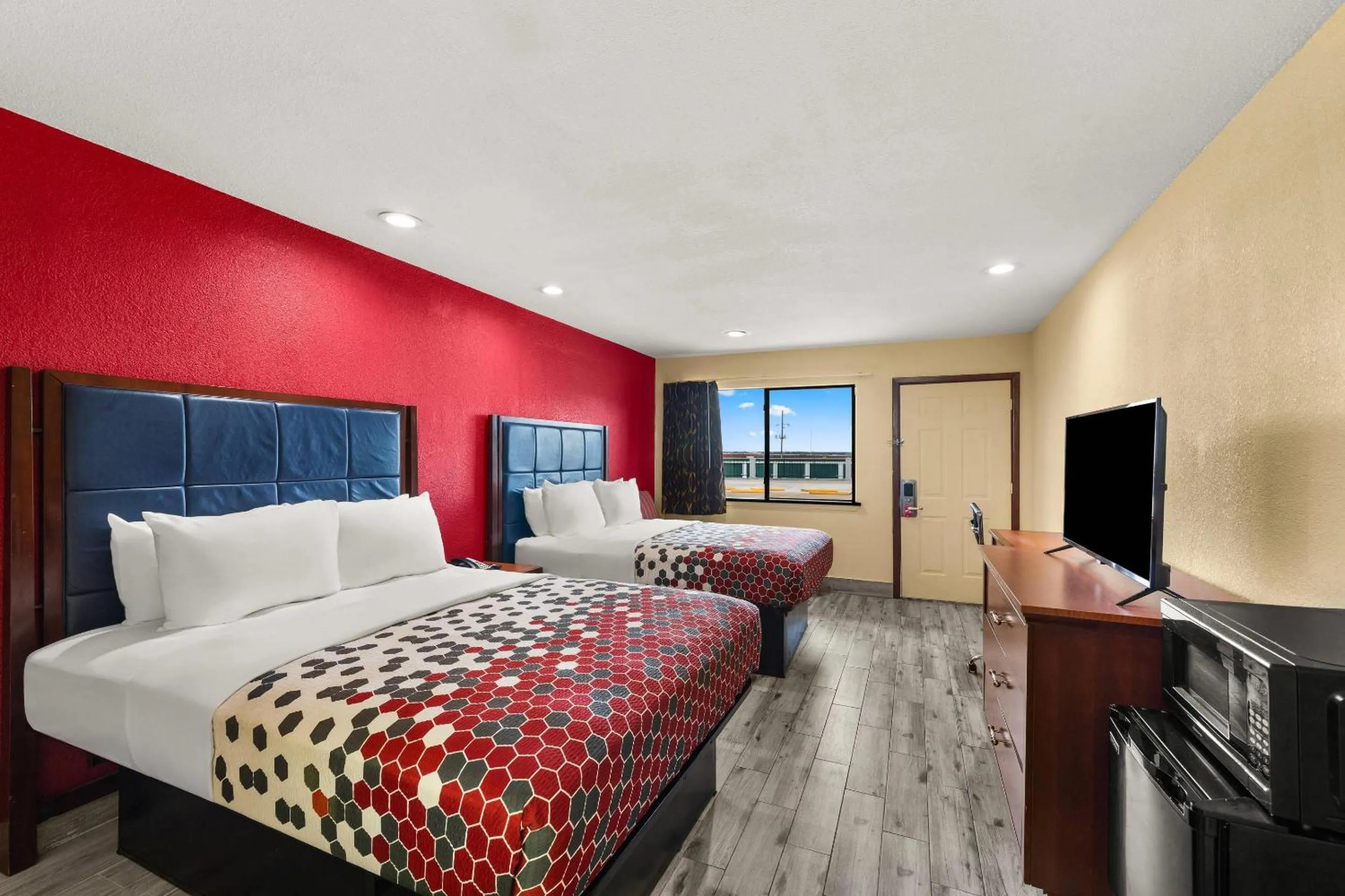 Bedroom, Bed in Econo Lodge Belton