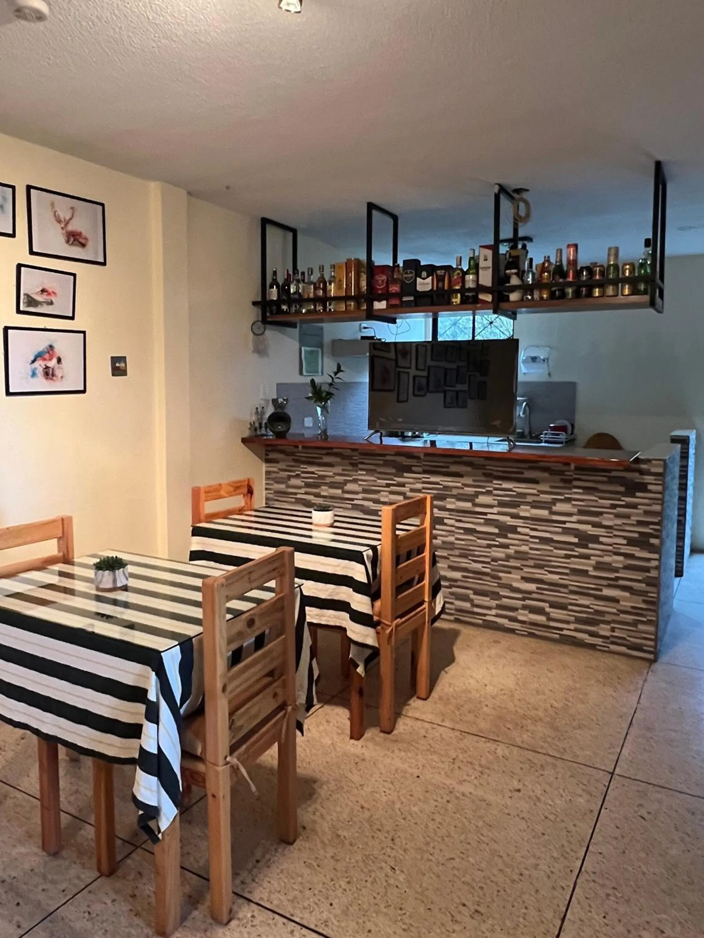Restaurant/places to eat in Chapelet Hostal