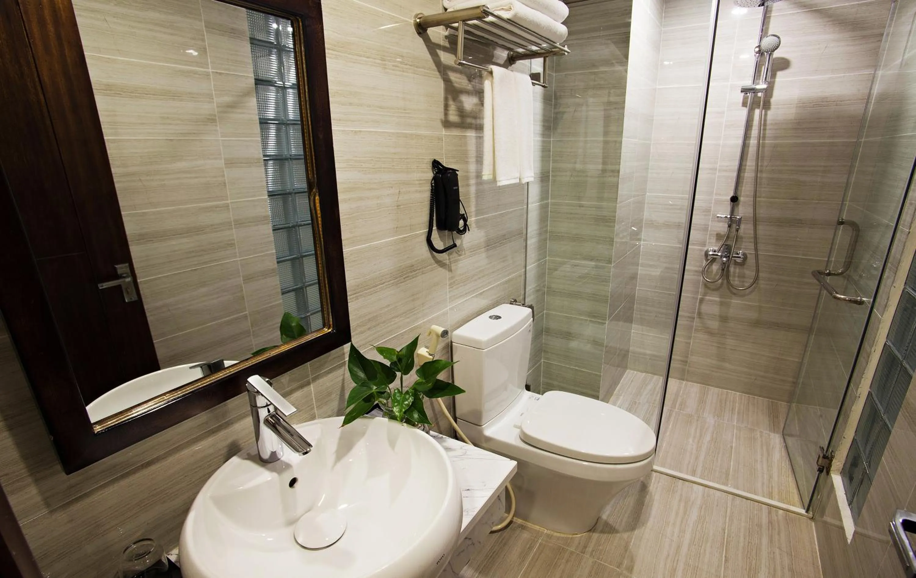 Shower in Inearth Hotel - 华夏商务酒店