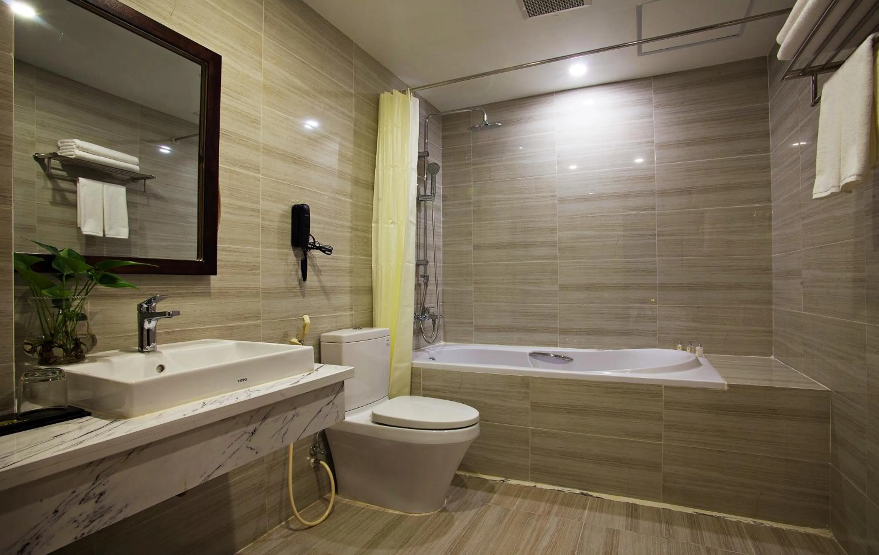 Shower in Inearth Hotel - 华夏商务酒店