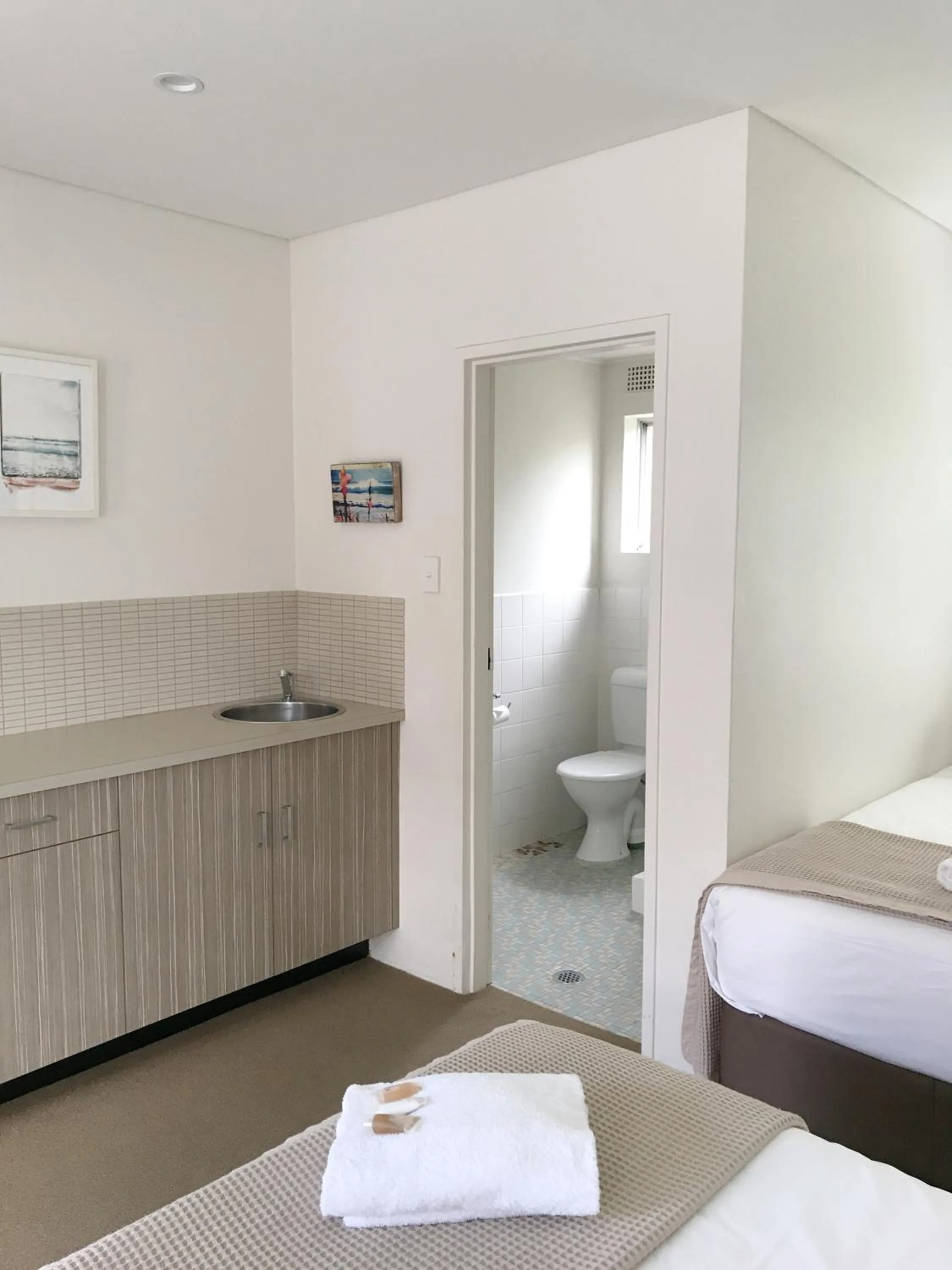 Toilet, Bed in Thirroul Beach Motel