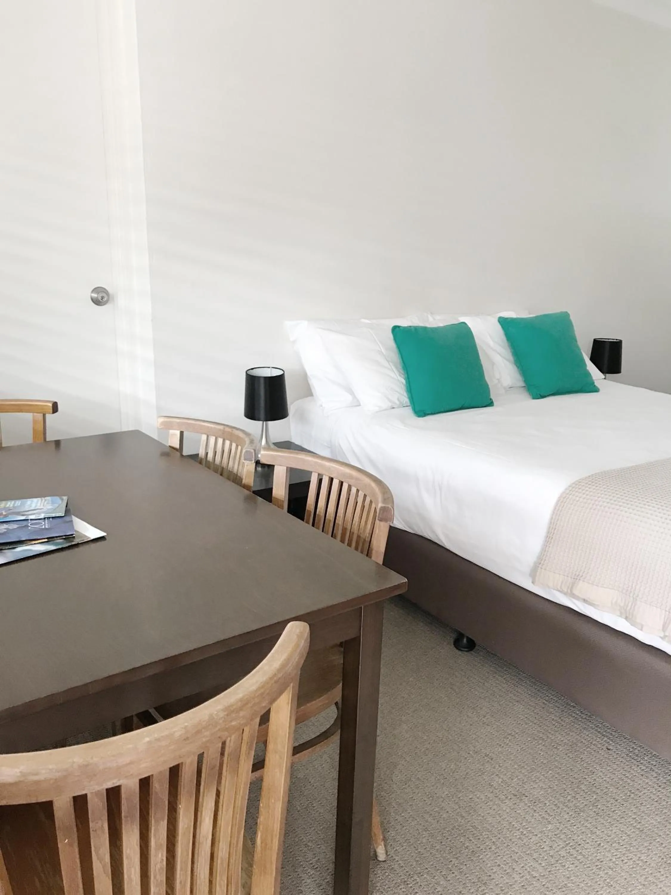 Dining area, Bed in Thirroul Beach Motel