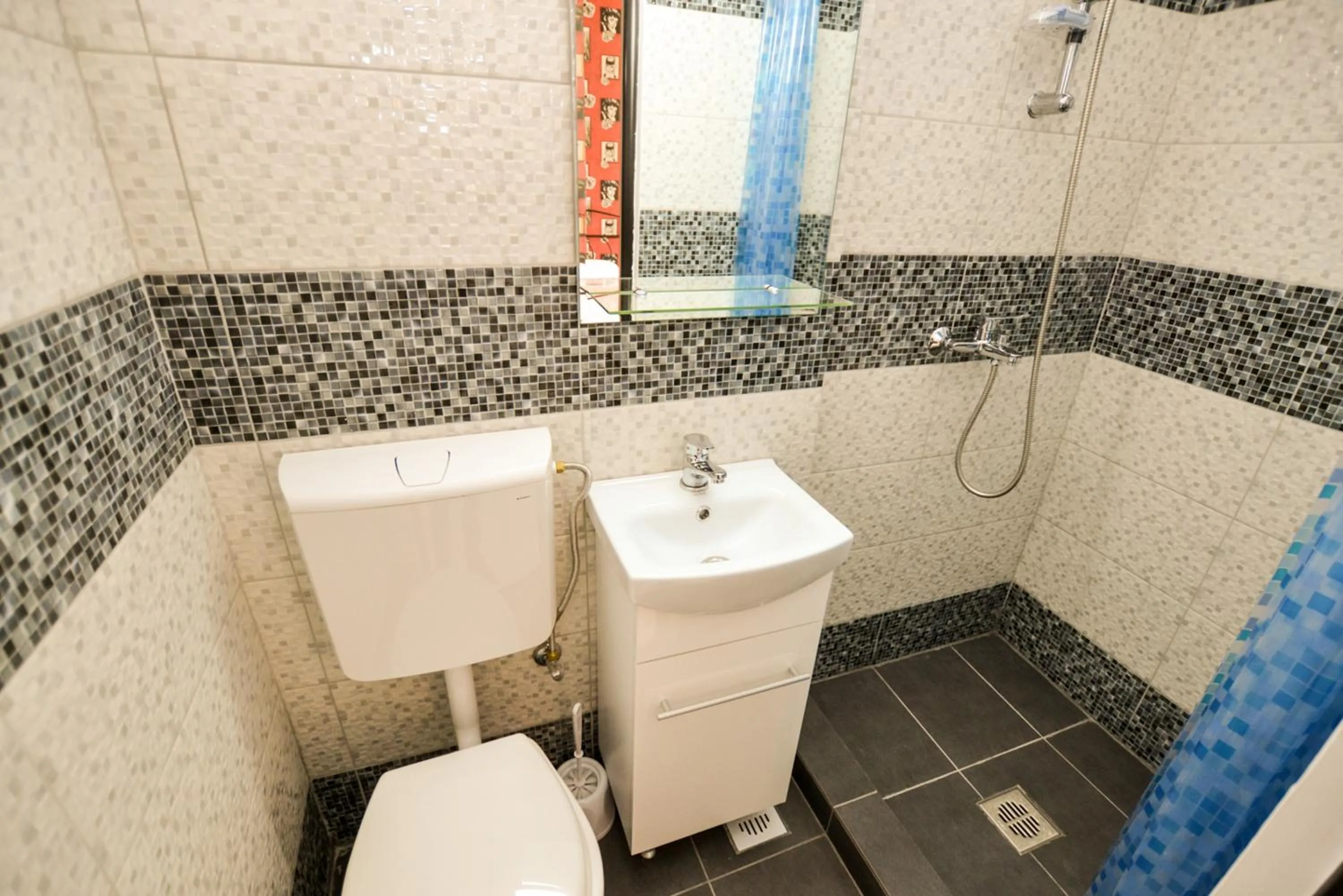 Shower in Central Class Bucharest