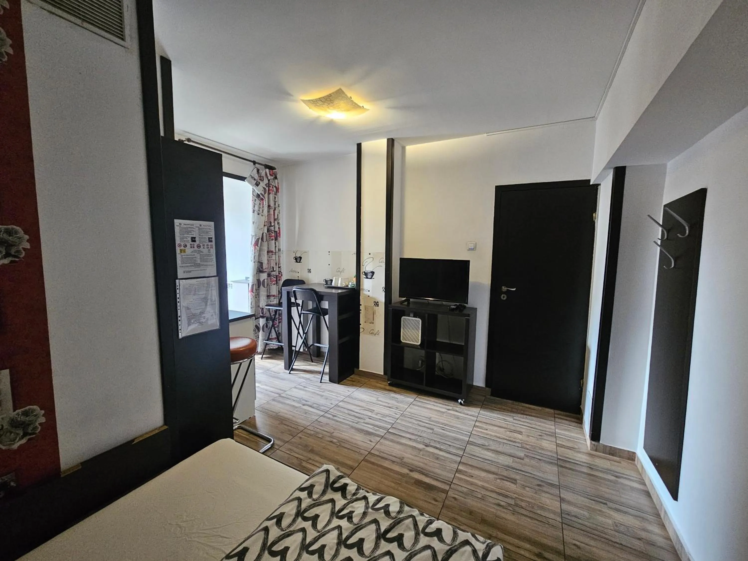 Communal lounge/ TV room, Bed in Central Class Bucharest