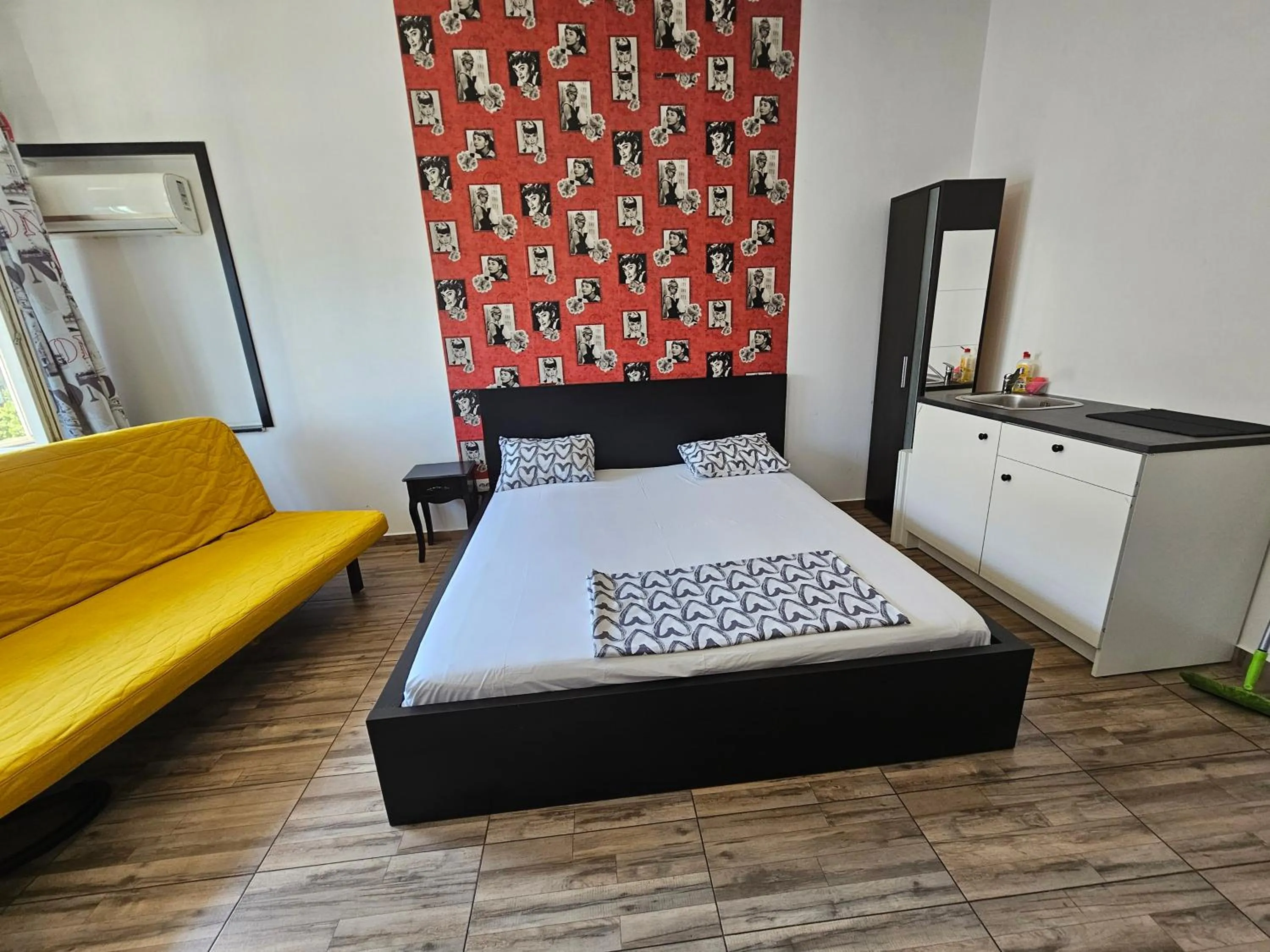 Kitchen or kitchenette, Bed in Central Class Bucharest