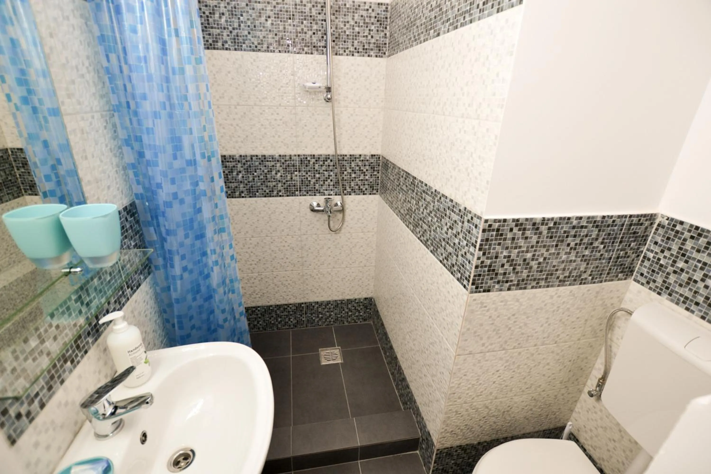 Shower in Central Class Bucharest